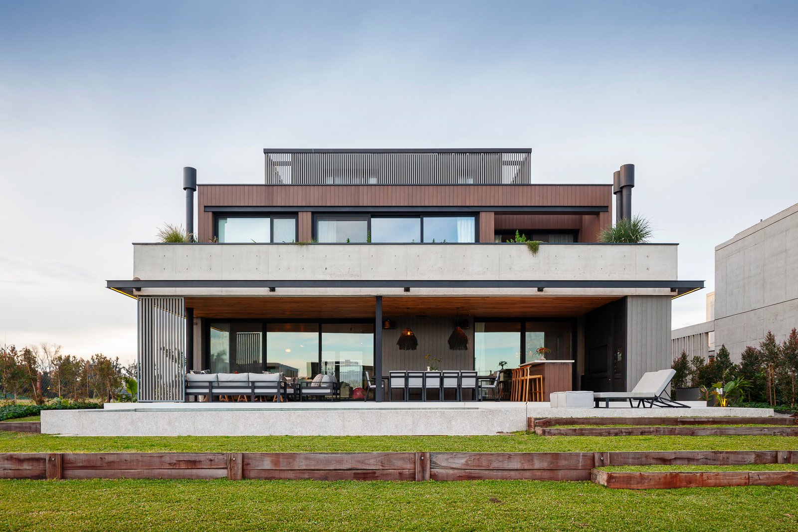 fachada moderna com varandas e piscina à beira-mar — projeto Obra Warehouse, por lifecycle, em Nordelta