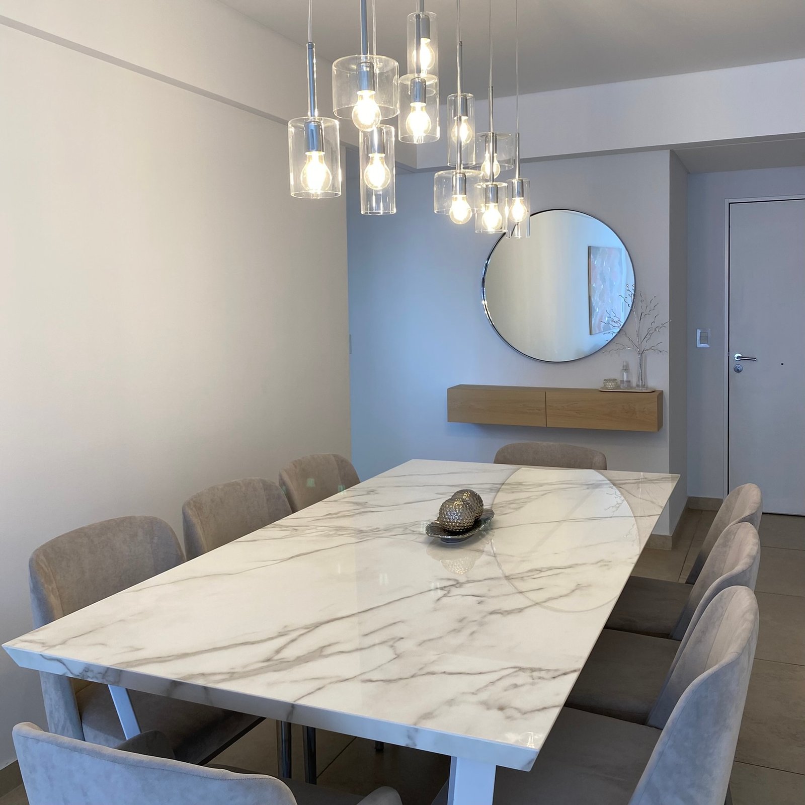 Sala de jantar moderna com mesa de mármore e lustres — projeto Padilla, por MDBK Arquitectura, em Villa Crespo