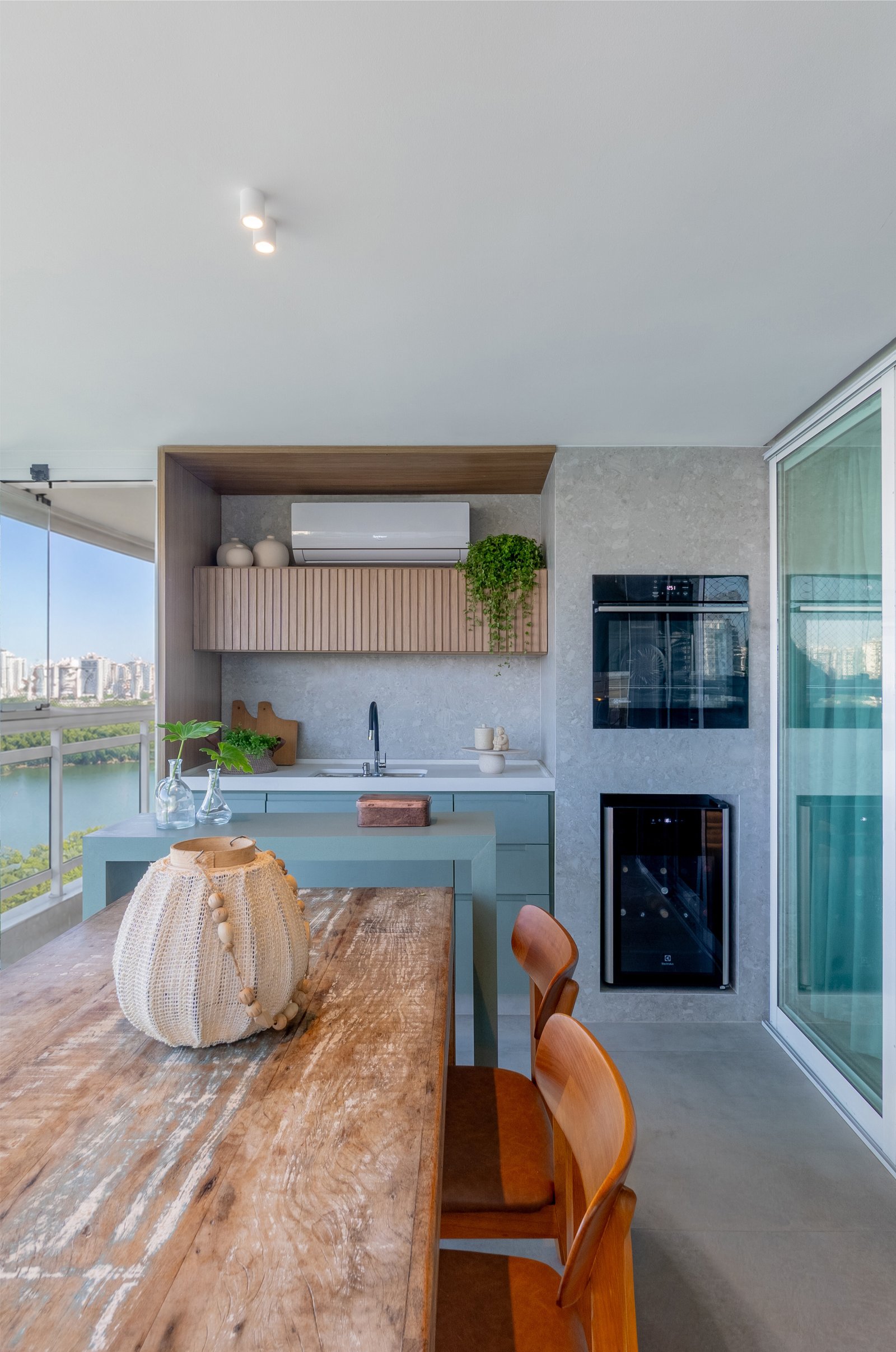 Cocina y comedor modernos con mesa rústica y vista al exterior — proyecto Projeto TI, por Felipe Rohen, en Rio de Janeiro