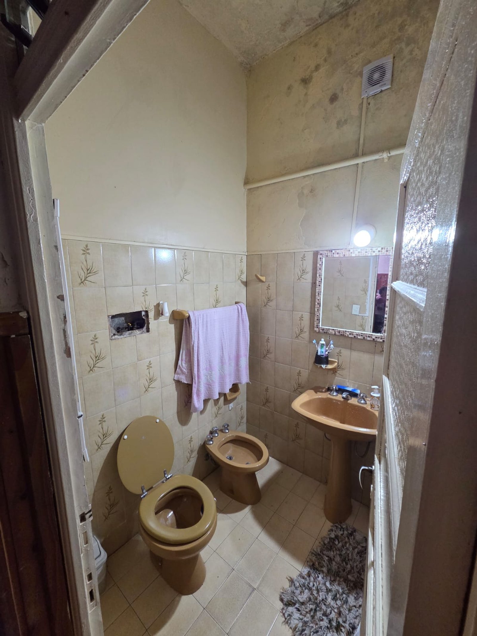 Baño clásico con bidet y lavamanos beige — proyecto Remodelación Baño , por pablokunica2009, en San Fernando