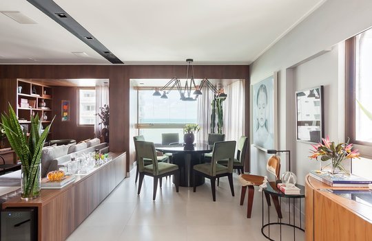 Comedor contemporáneo con vista panorámica y mobiliario minimalista — proyecto Apartamento 110 Boa Viagem, por André Caricio