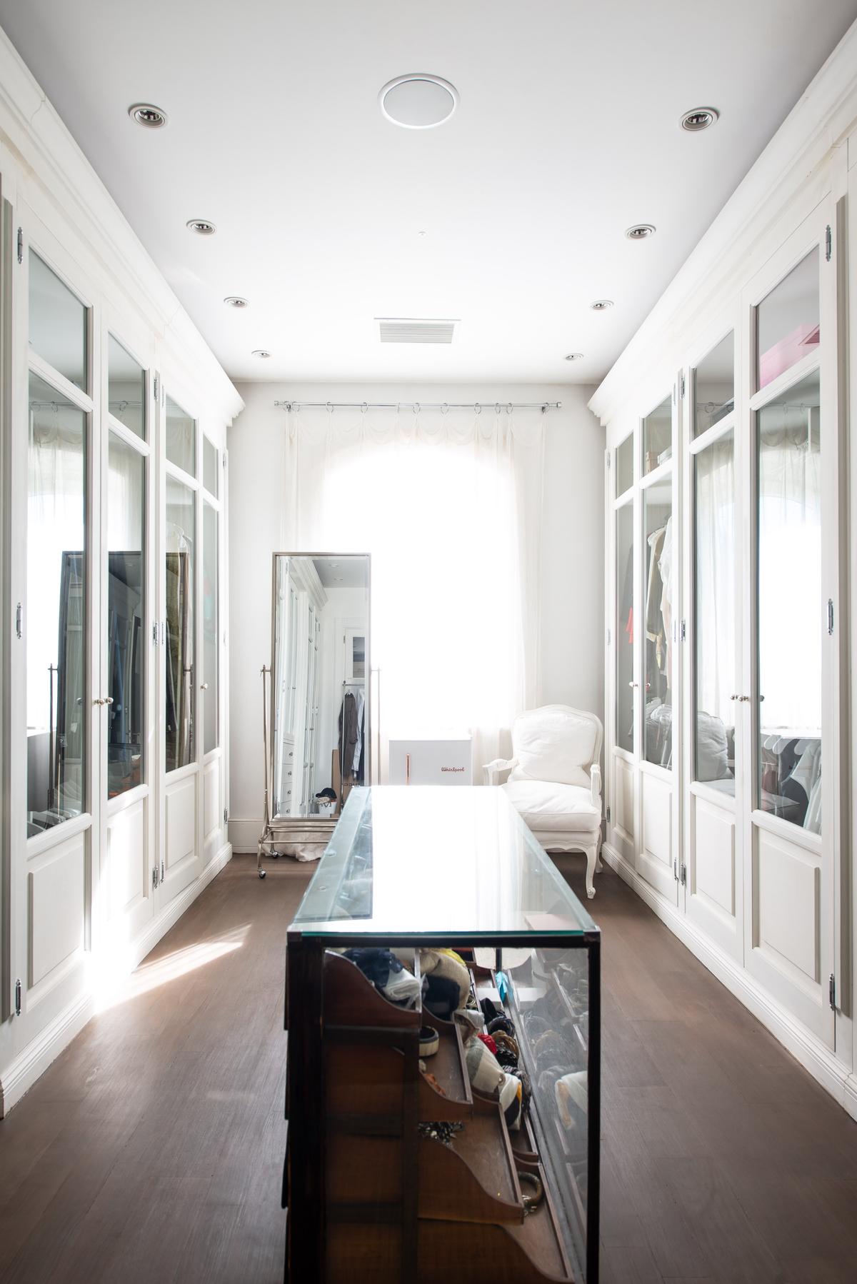 Armario / Vestidor con color predominante Blanco del Proyecto Casa Toscana  por Estudio Du 