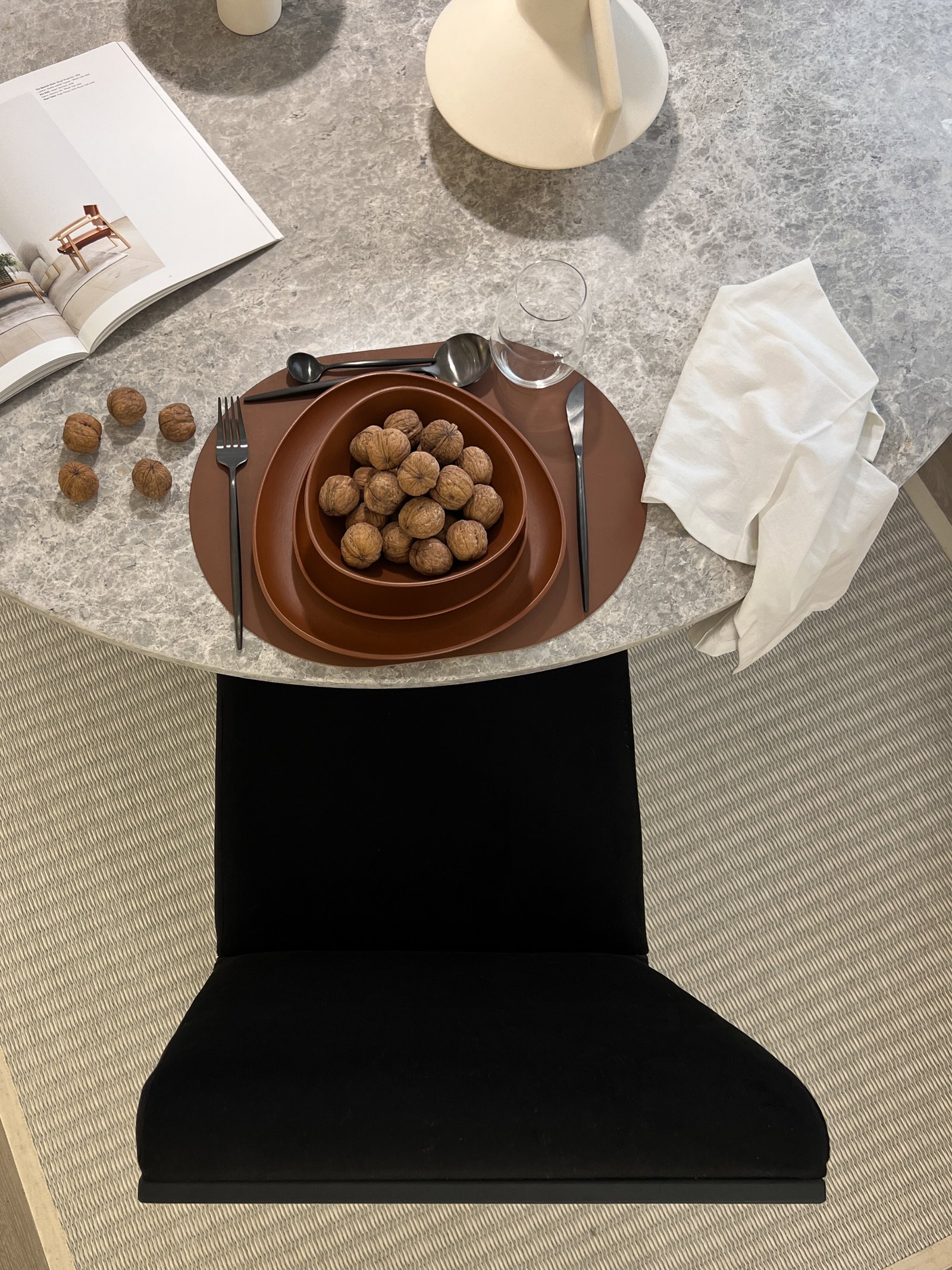 mesa redonda de mármore cinza, cadeira preta, estilo moderno — projeto Kalpakian, por Ren Studio, em Recoleta