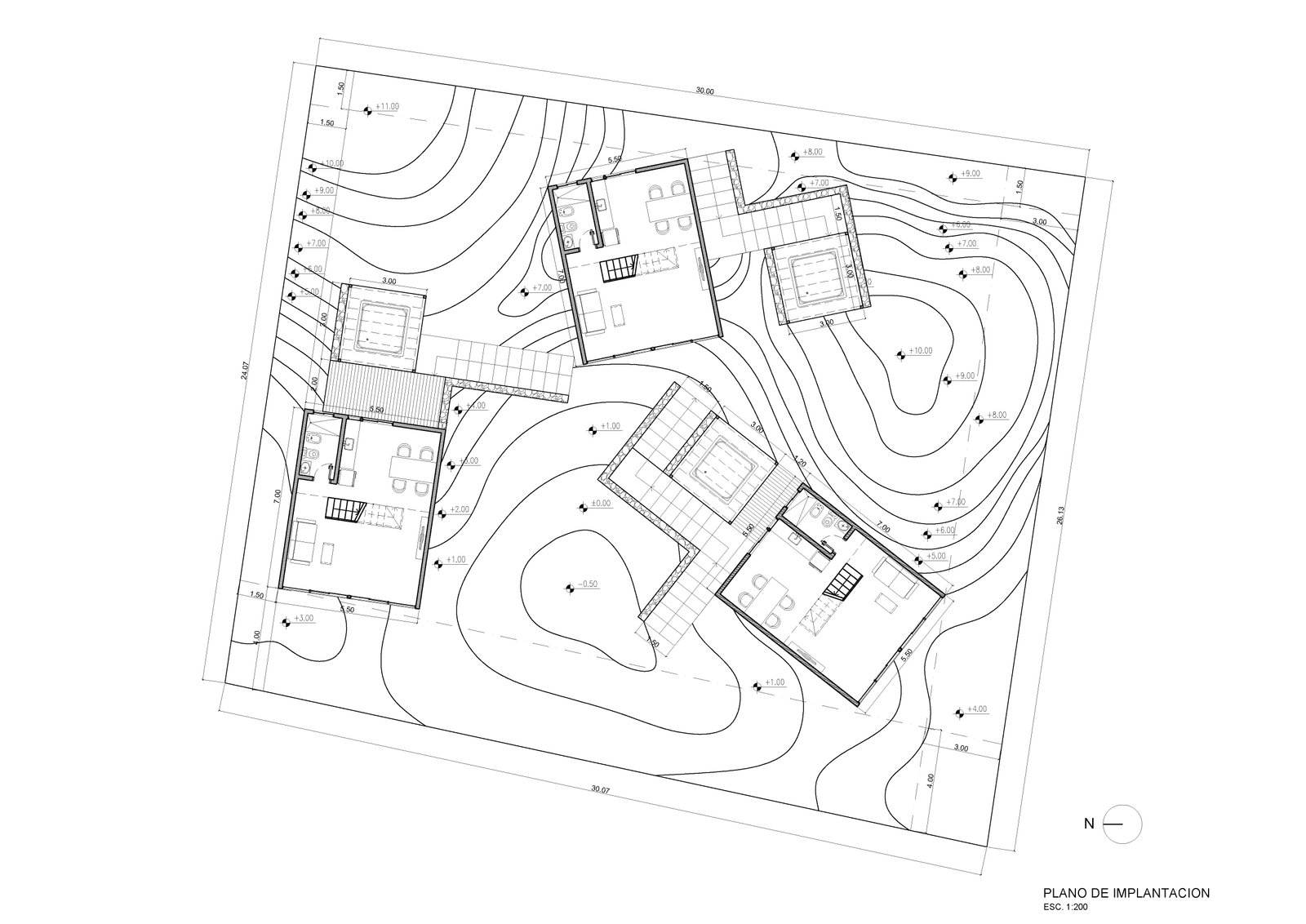 planta de implantação moderna em encosta com volumes interligados — projeto Cabañas en Villa Ernestina, por Ignacio Pandolfi Arq., em Heine 100