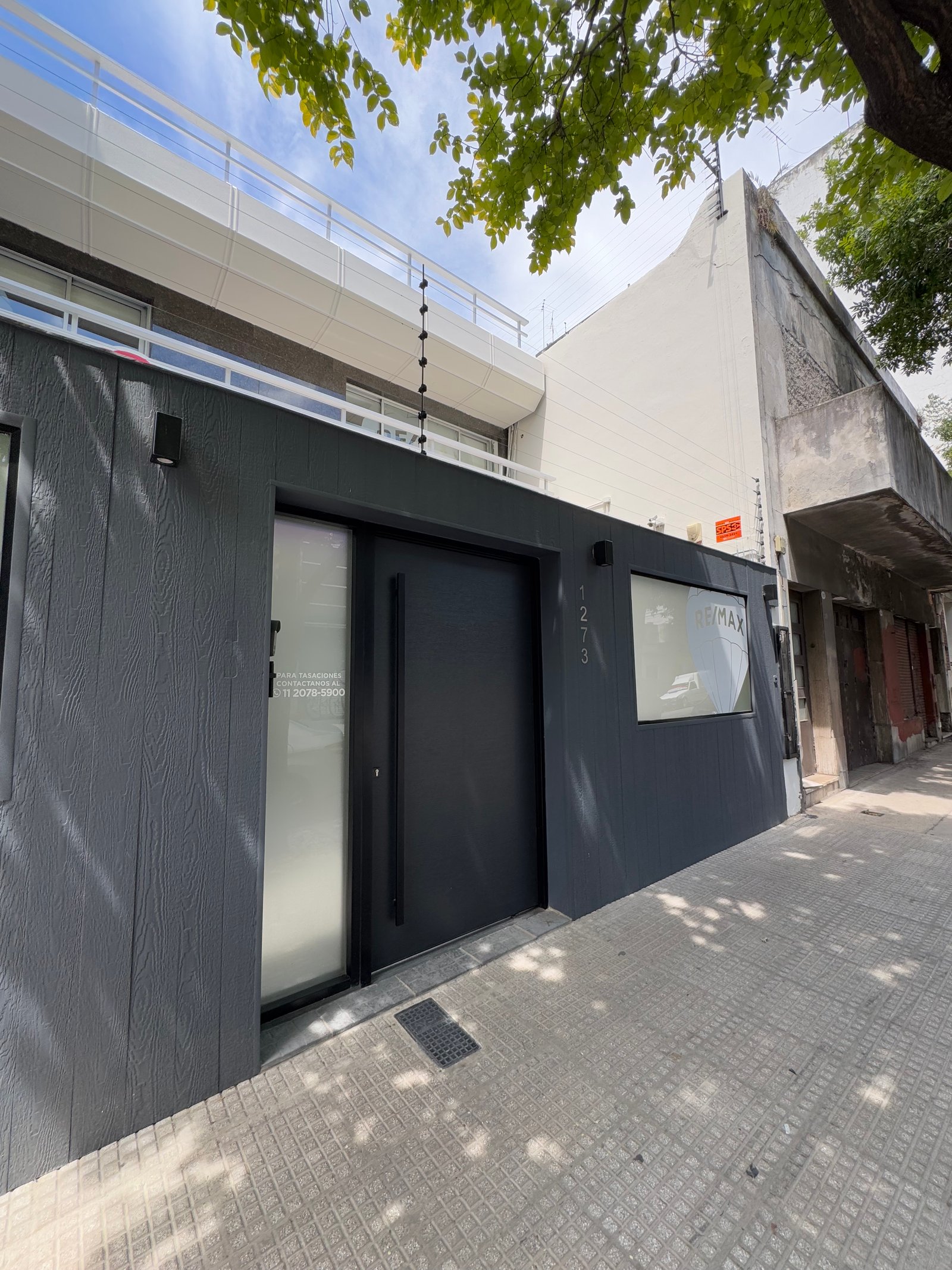 fachada moderna de edificio comercial — proyecto Remax , por Remodela tu local , en Caballito