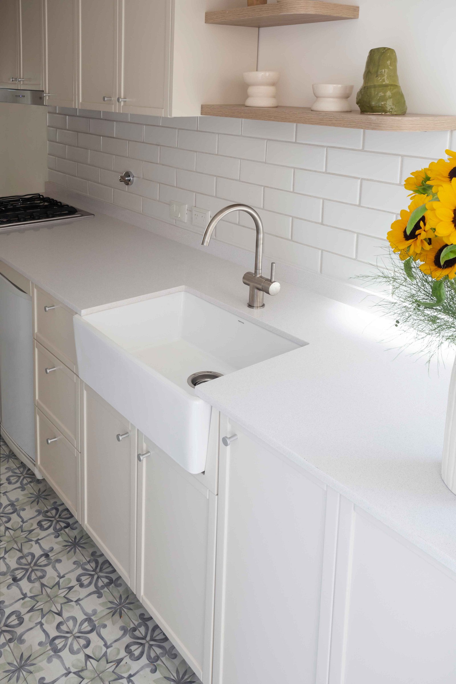 Cocina moderna escandinava con bacha blanca, azulejos y detalles en madera — proyecto Laprida, por Bouré Studio, en Barrio Norte