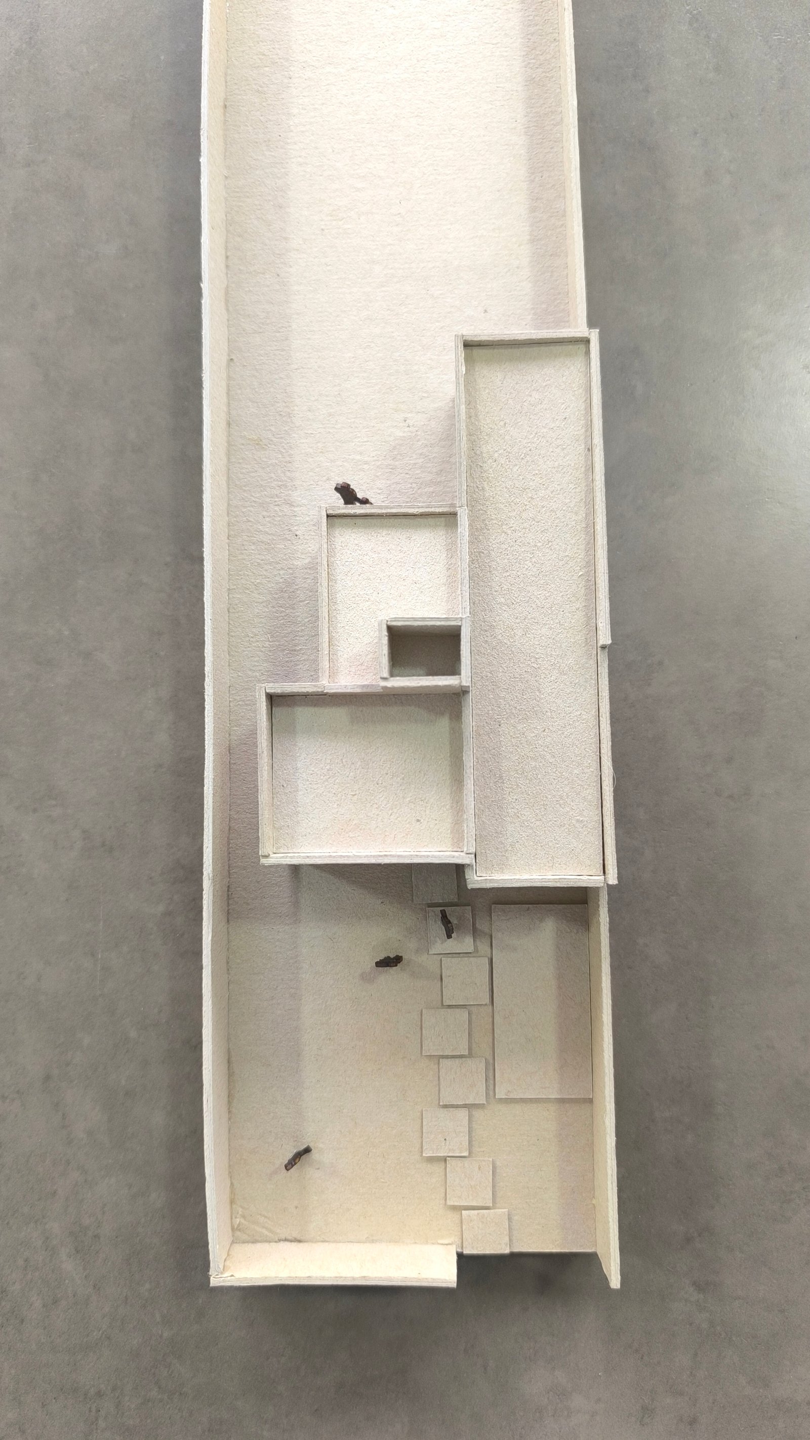 Modelo arquitectónico minimalista con escaleras flotantes y figuras abstractas — proyecto Casa Inti, por WILSON ARQUITECTURA, en Manzanares