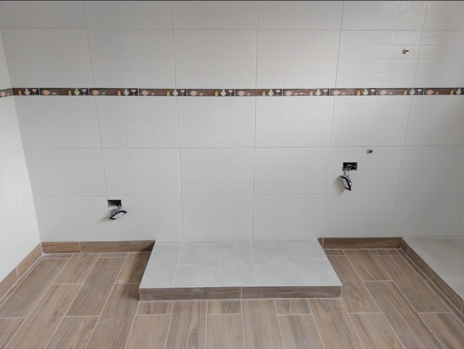 Cocina en construcción con azulejos blancos y piso de madera — proyecto Proyecto D, por D'Agostina , en B1663 San Miguel