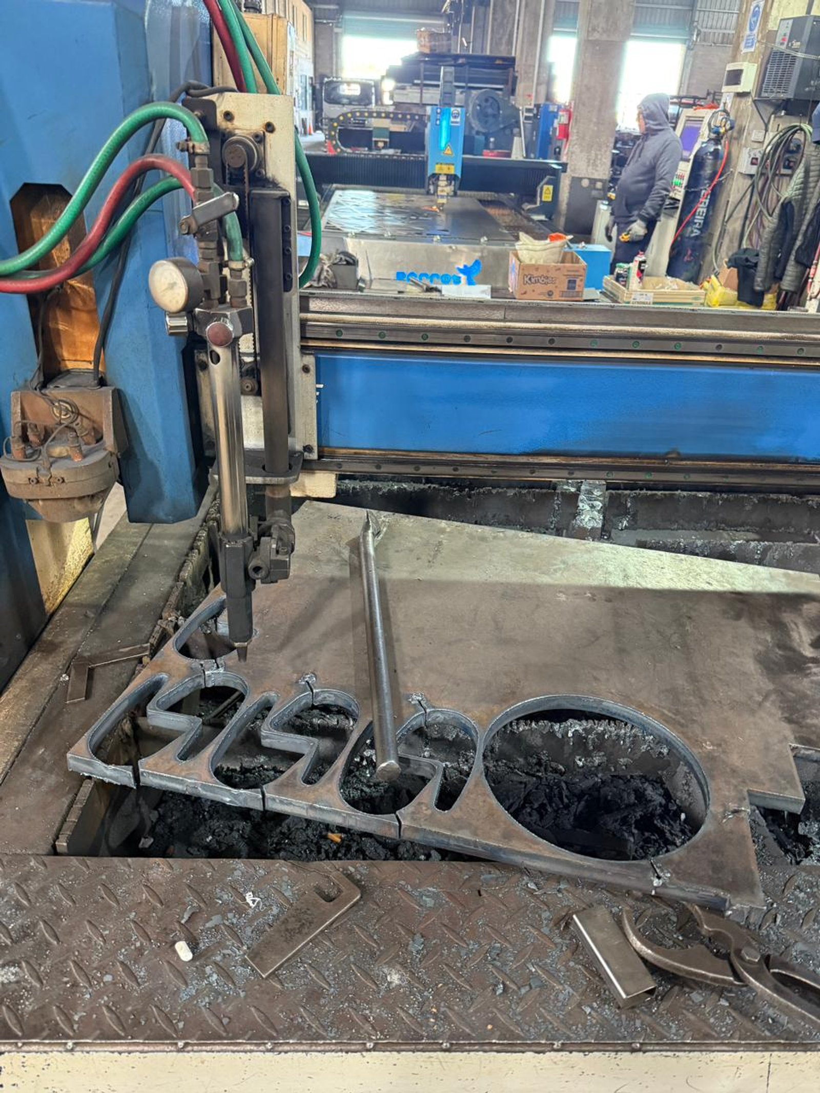 Máquina industrial de corte de metal con formas cortadas y cilindros de gas — proyecto Nuestra Planta, por PALL-METAL, en Merlo