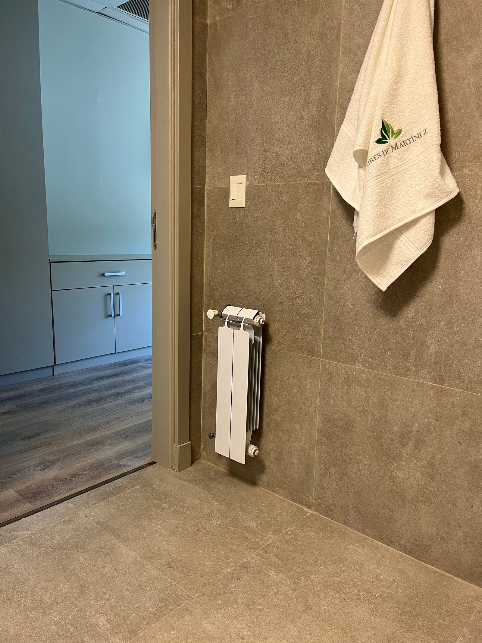 baño minimalista con toalla y radiador blanco — proyecto Geriátrico Aires de Martinez - San Isidro, por Climatizacion HD, en Elortondo 1830