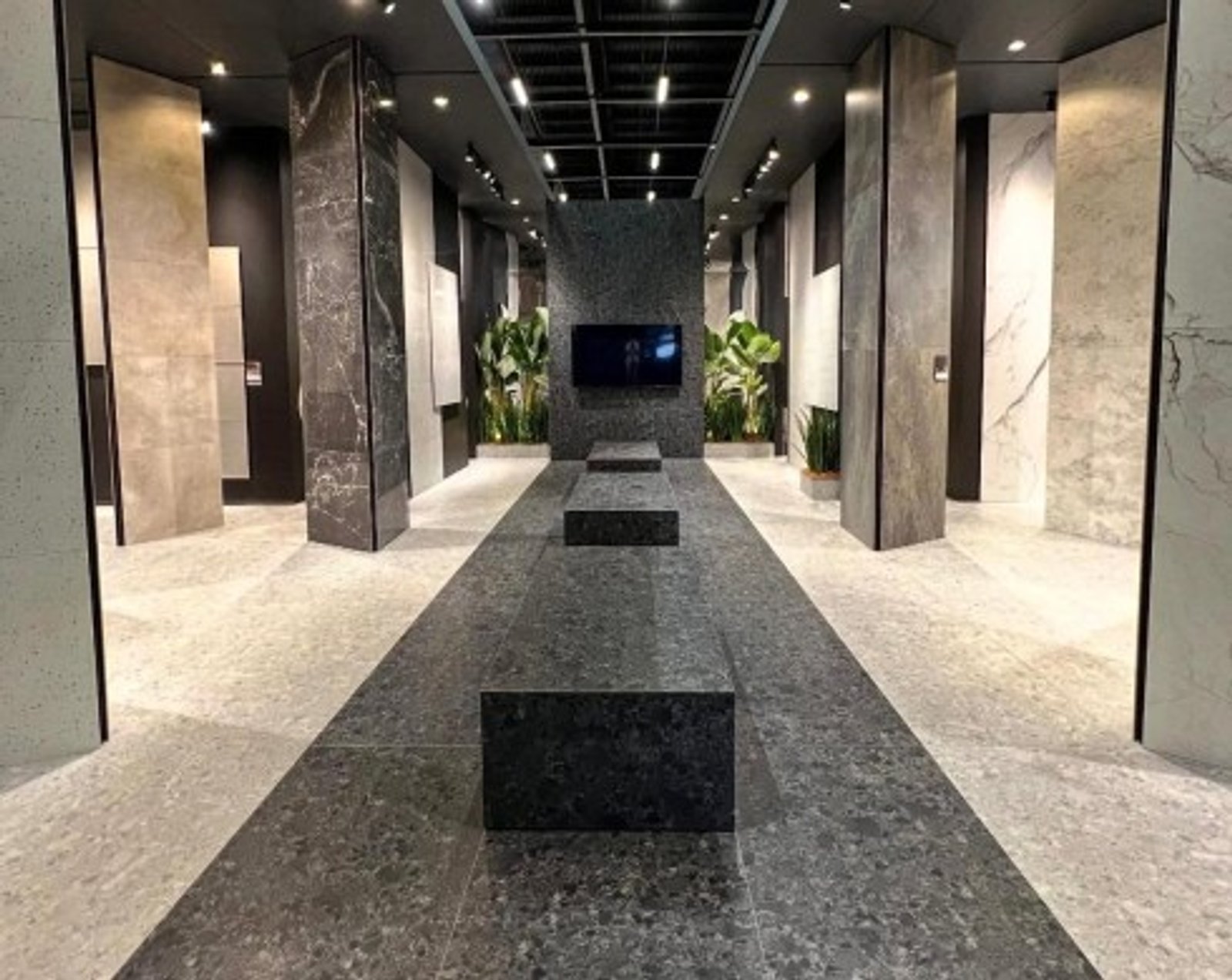 Showroom de revestimientos con pisos y paredes de piedra y mármol — proyecto Expo Revestir 2026, por Vite Porcellanato, en São Paulo