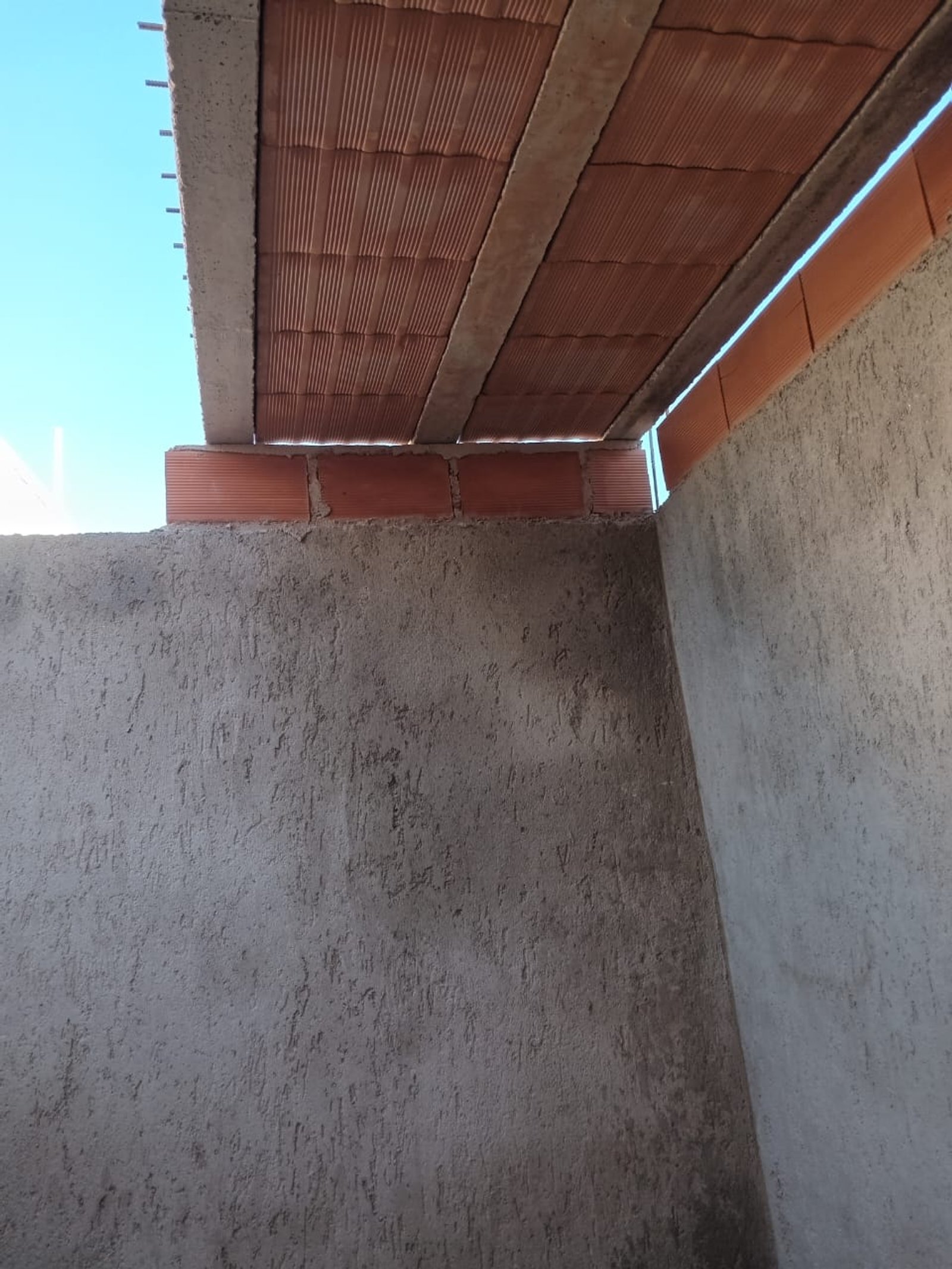 Teto de tijolos e parede de microcimento em construção — projeto confiteria vieja estacion, por Diego ceballos, em Merlo