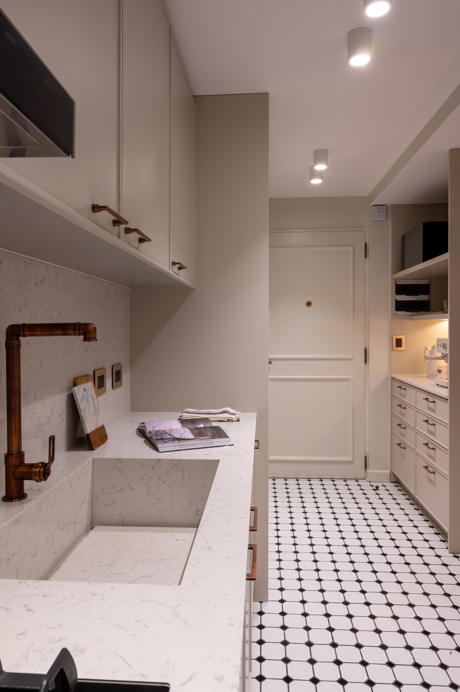 Cozinha moderna com torneira de cobre industrial e piso de ladrilhos preto e branco — projeto LIBERTADOR DANDY, por AB ARQUITECTURA, em Recoleta