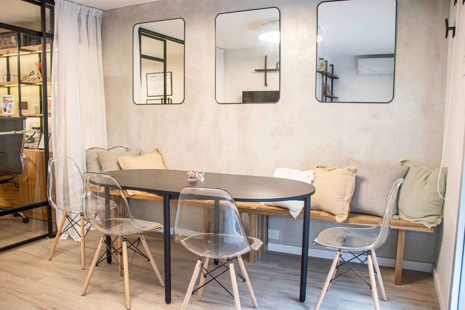 Comedor moderno con sillas transparentes y mesa de madera — proyecto Estudio MDBK, por MDBK Arquitectura, en Almagro