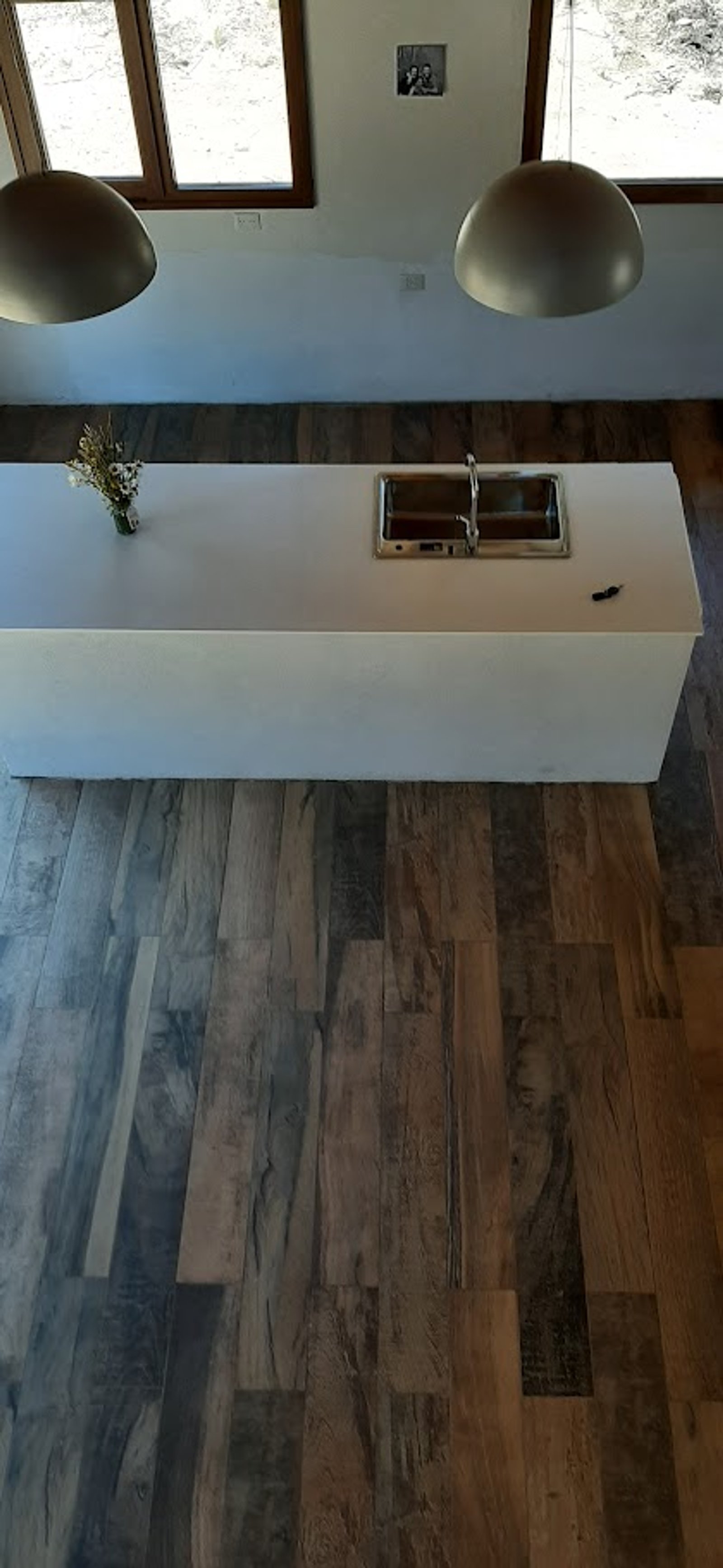 Cocina moderna con isla blanca y tragaluz — proyecto Proyecto Casa SZ, por Arquitecta Grace Overgaard, en Acceso Al Challhuaco