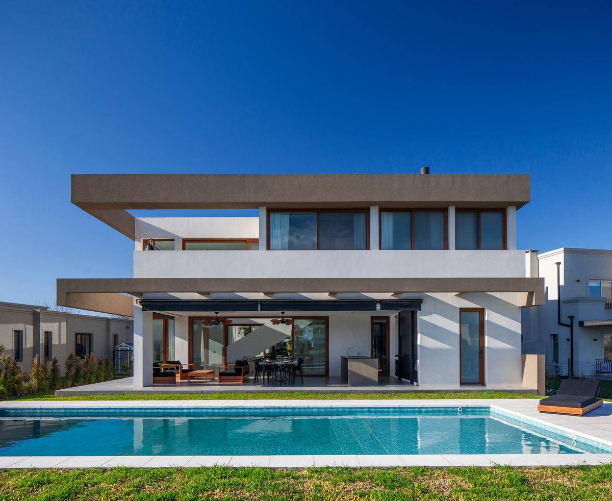 Casa moderna com piscina e arquitetura minimalista — projeto Casa Green, por Frato construcciones, em Belén de Escobar
