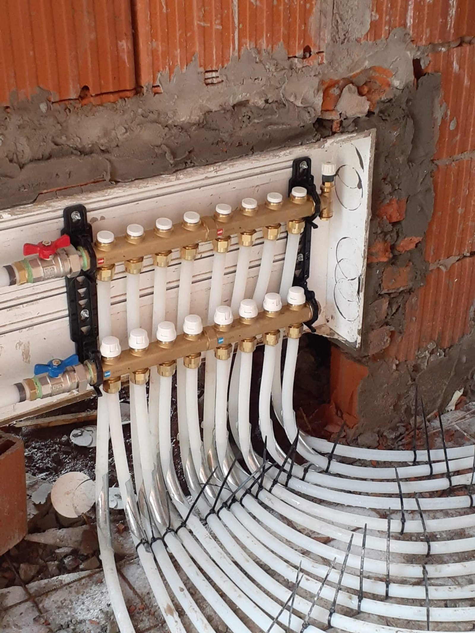 instalación de suelo radiante en obra — proyecto Piso Radiante en barrio Las Vizcachas, por Crisol Clima SRL, en PX3C+9G