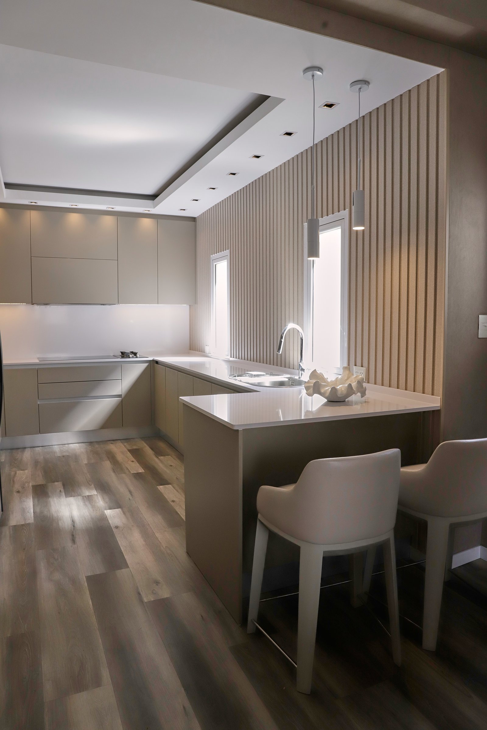Cocina moderna minimalista con isla y revestimiento de listones de madera — proyecto OBRA GUEMES, PALERMO, por MARCELO MAZZA, en Palermo
