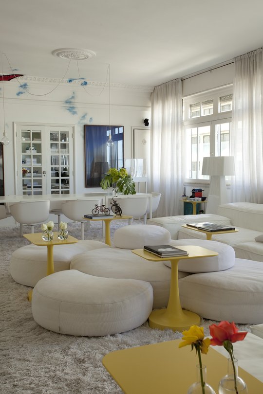 Living luminoso con puffs blancos y mesas auxiliares amarillas — proyecto JOANA ANGÉLICA, por DB ARQUITETOS