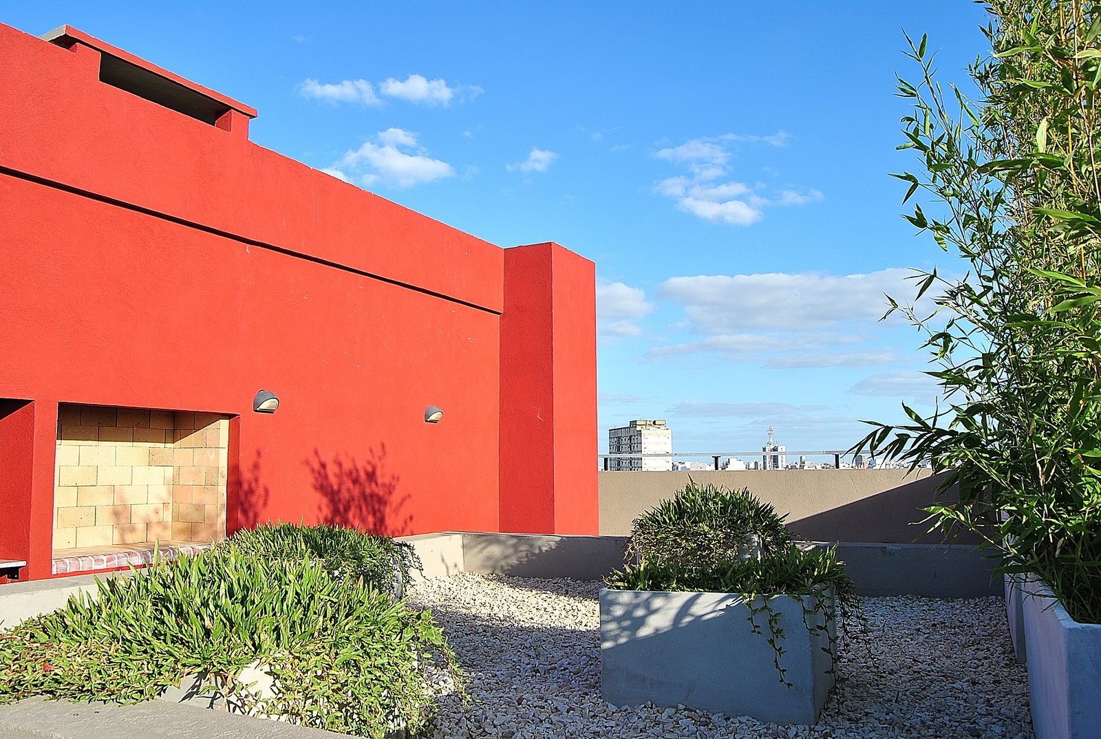 Fachada moderna con jardín zen y detalles en hormigón — proyecto Edificio San Martin, por LW Lopez Wolder arquitectos, en Av. S. Martín 5063