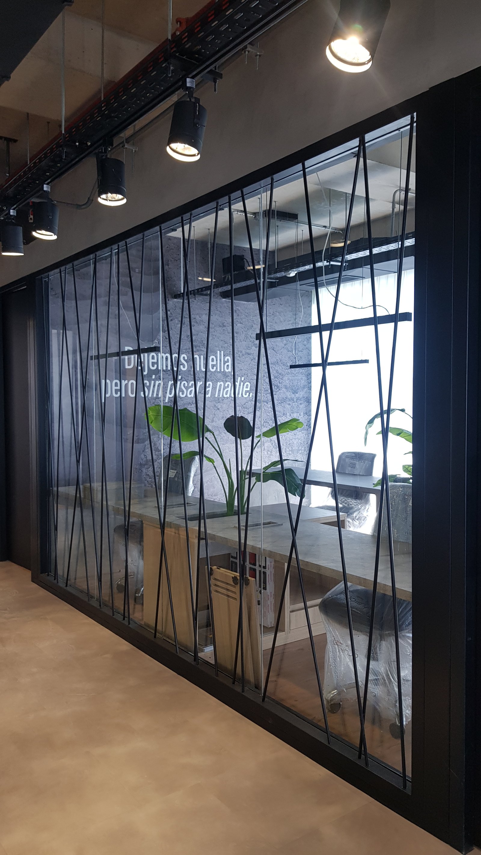 Oficina moderna con divisor de alambre y vista a través de vidrio — proyecto TORRE CONFLUENCIA GYM HOKA, por Arquitecto Germán Müller, en Av. Dr. Ramón 748