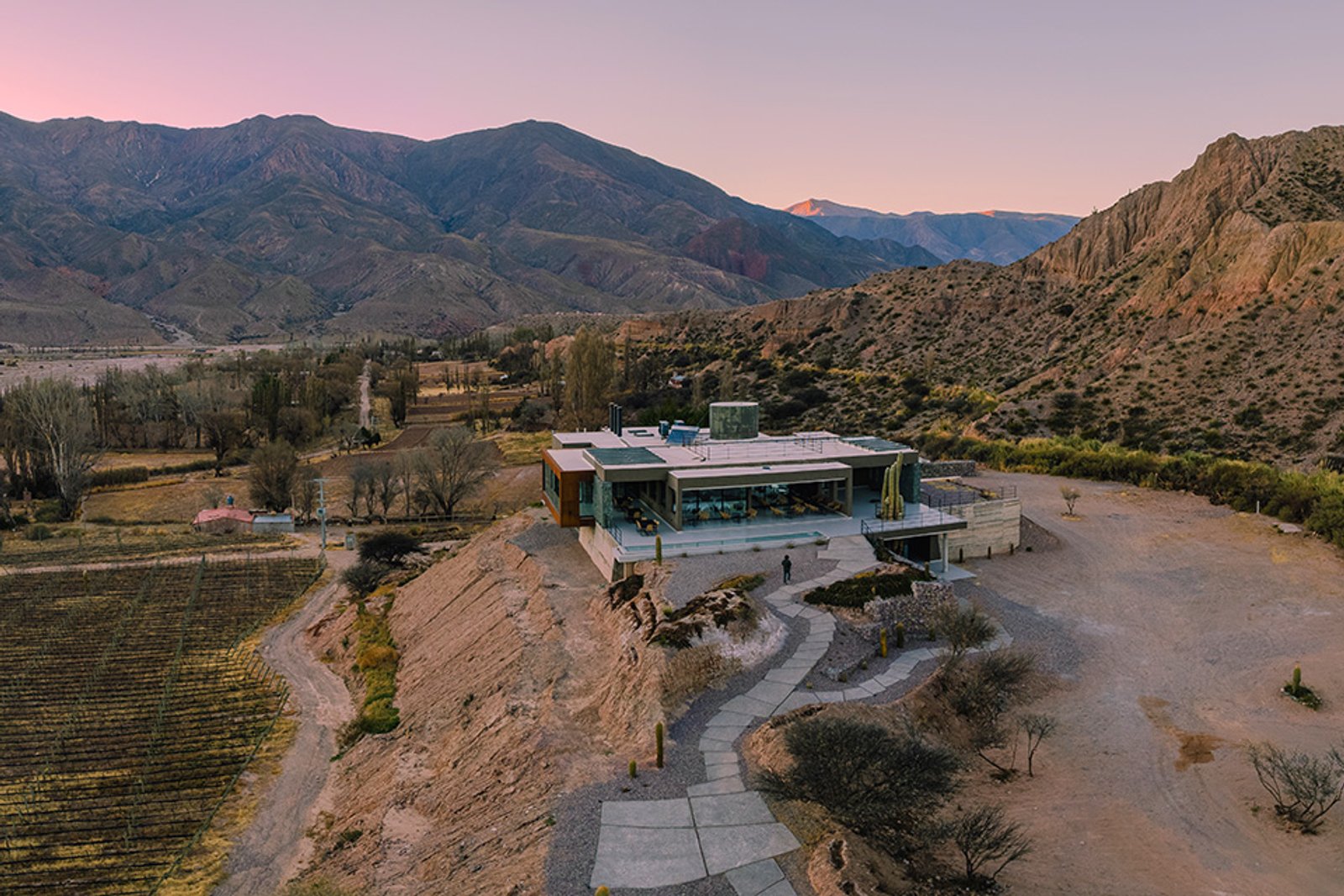 hotel moderno na montanha com vistas panorâmicas — projeto Wine Bar Yacoraite, por MUCHTEK, em Jujuy