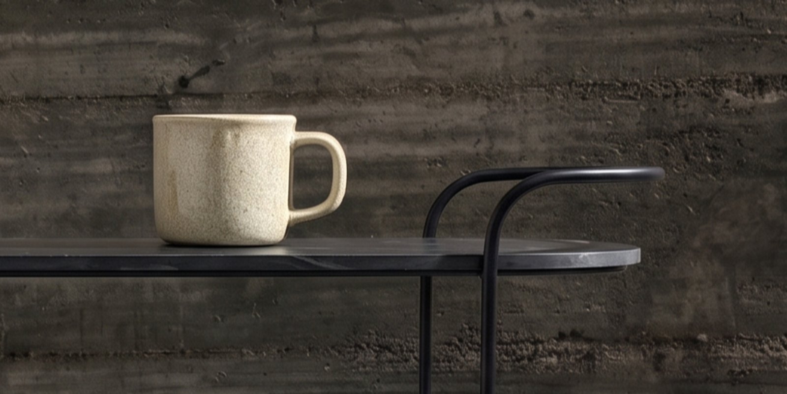 Caneca bege de cerâmica em prateleira preta, parede de concreto texturizado — projeto Línea Bauhaus, por Línea Bauhaus, em Ciudad de Córdoba