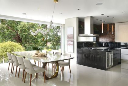 Comedor moderno con isla de cocina y ventanales amplios — proyecto Residência Alphaville, por ALESSANDRA BRAGGION ARQUITETURA & INTERIORES, en Atibaia