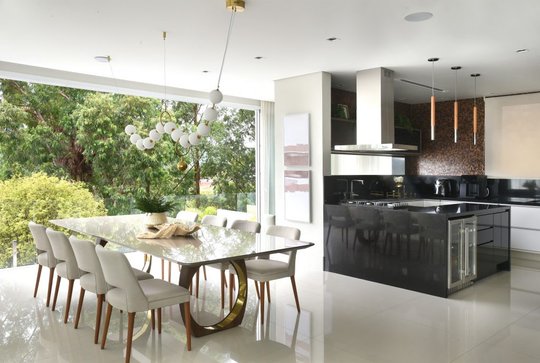 Comedor moderno con isla de cocina y ventanales amplios — proyecto Residência Alphaville, por ALESSANDRA BRAGGION ARQUITETURA & INTERIORES, en Atibaia