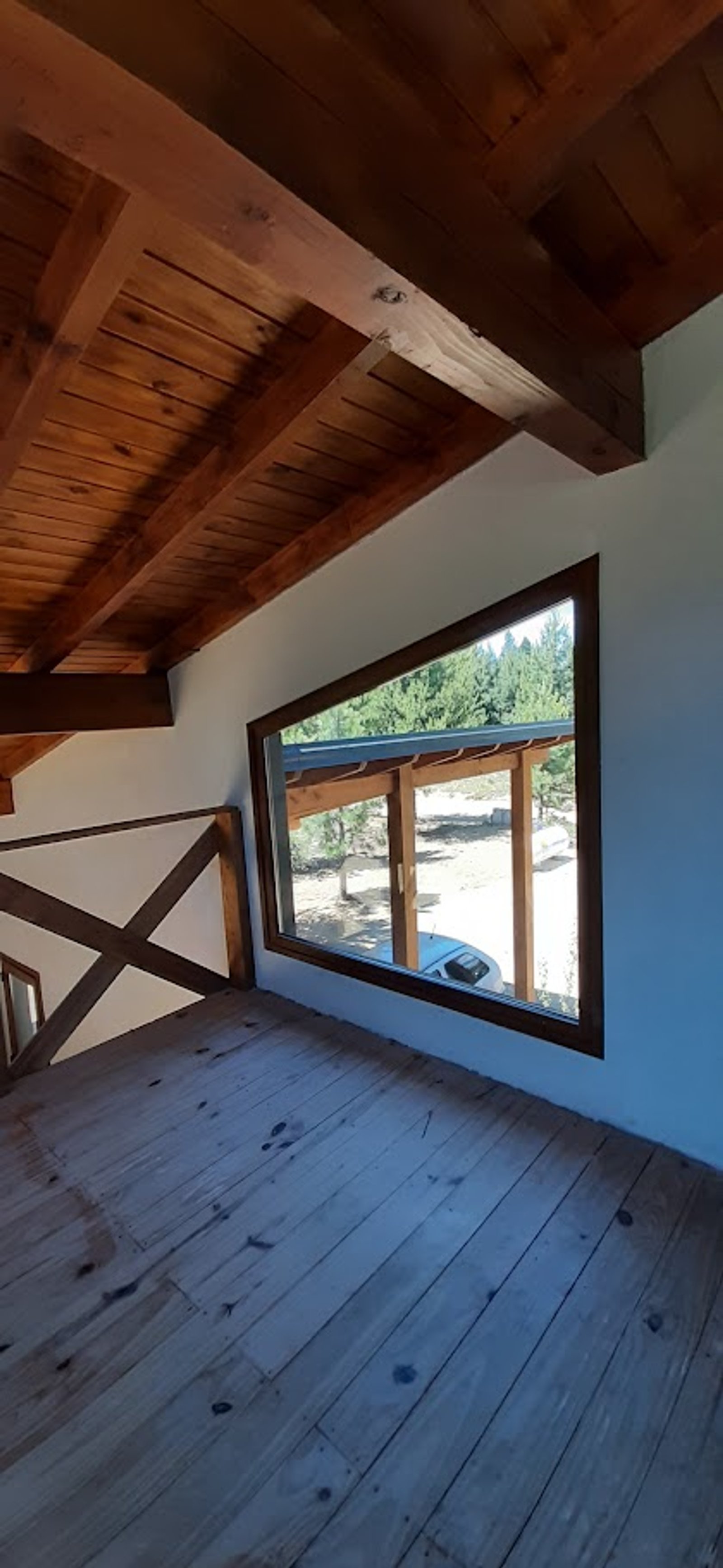 interior con techo de madera y gran ventanal — proyecto Proyecto Casa SZ, por Arquitecta Grace Overgaard, en Acceso Al Challhuaco