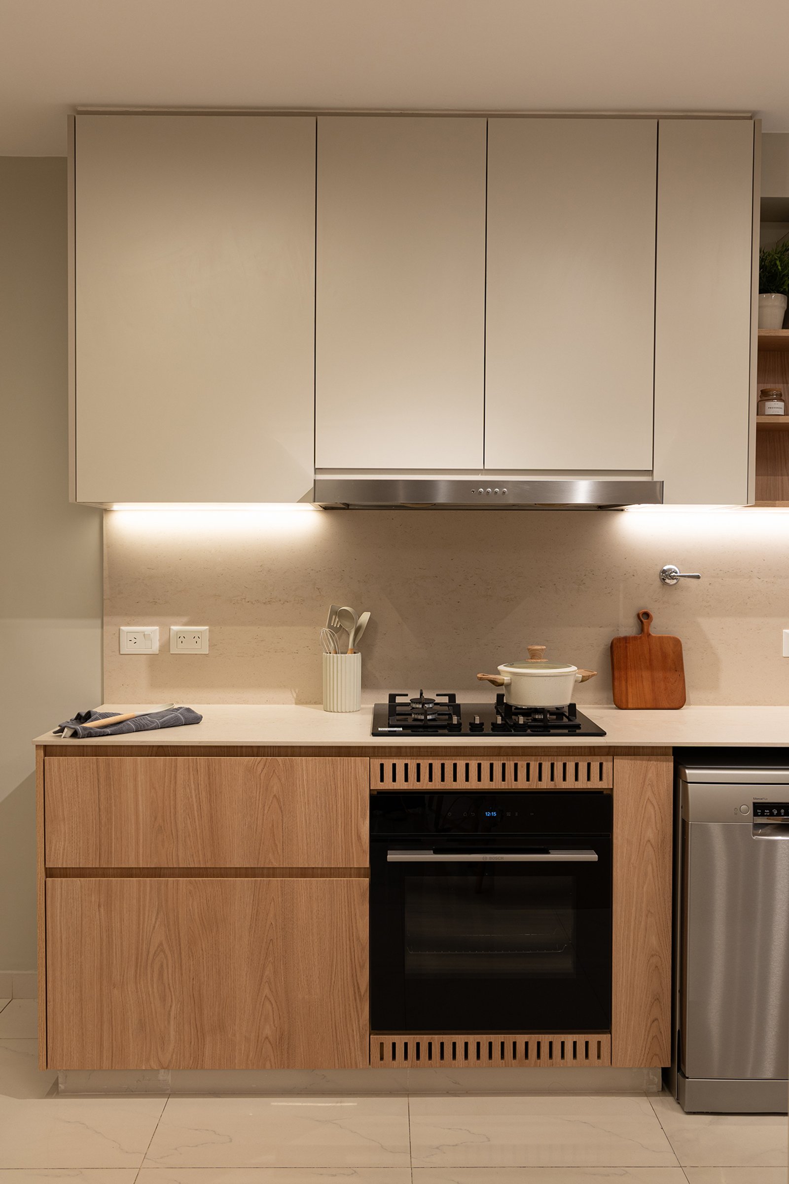 Cocina moderna escandinava con muebles de madera y blancos — proyecto Casa Ortega - Reforma Cocina, por Estudio Plats, en lavalle 2501