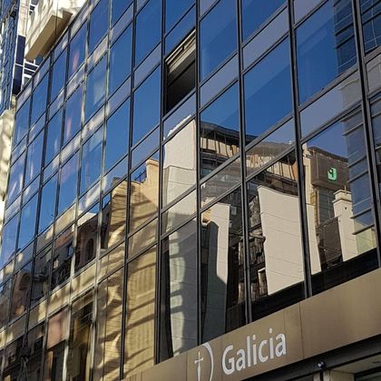 fachada moderna de edificio comercial con ventanas de piso a techo — proyecto Banco Galicia central, por Cristalcenter, en Buenos Aires