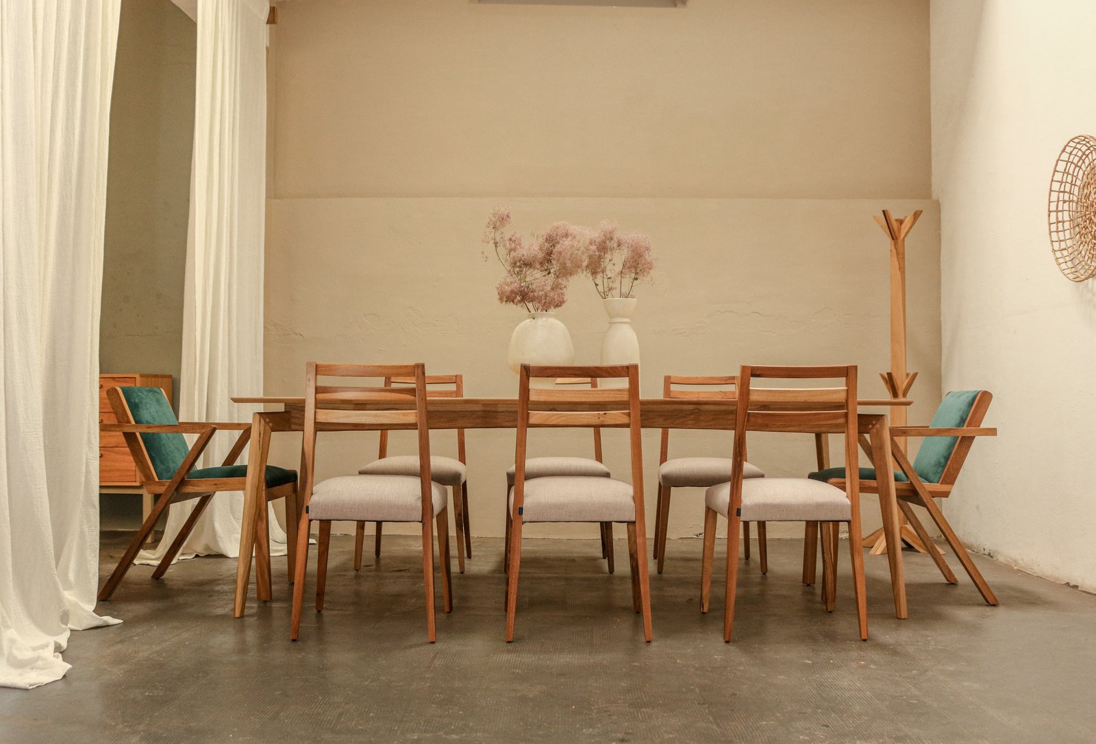 Comedor con mesa de madera y ocho sillas estilo mid-century — proyecto Comedor, por BLVD Furniture