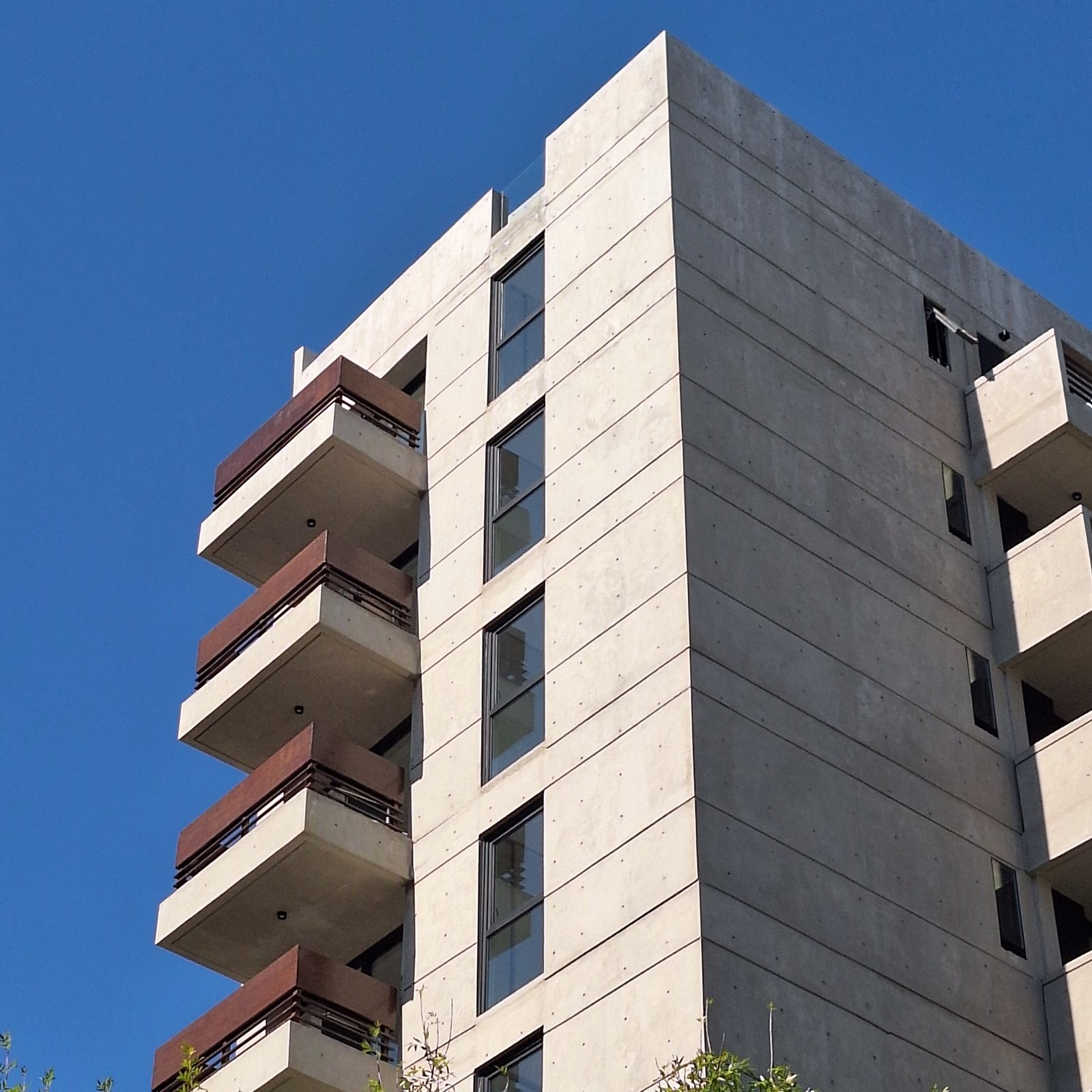 Edificio moderno brutalista con balcones en voladizo — proyecto Edificio Maure, por LW Lopez Wolder arquitectos, en Maure 4008