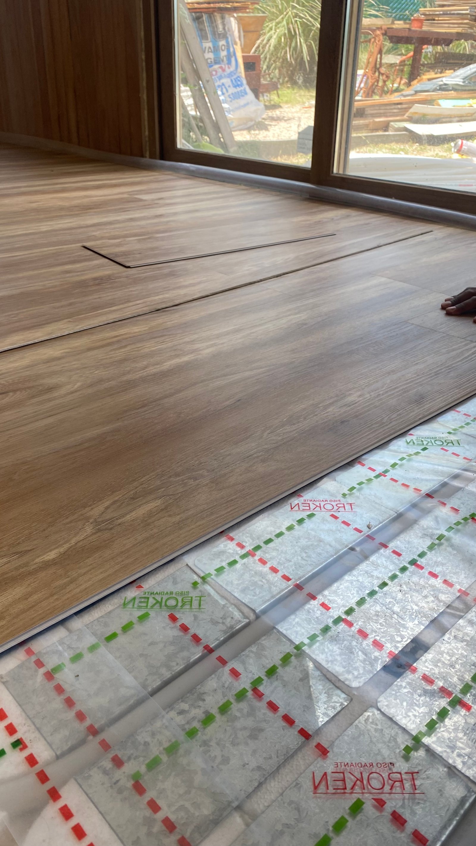 instalación de piso flotante de madera — proyecto Casa Fede, por TROKEN, en Neuquén