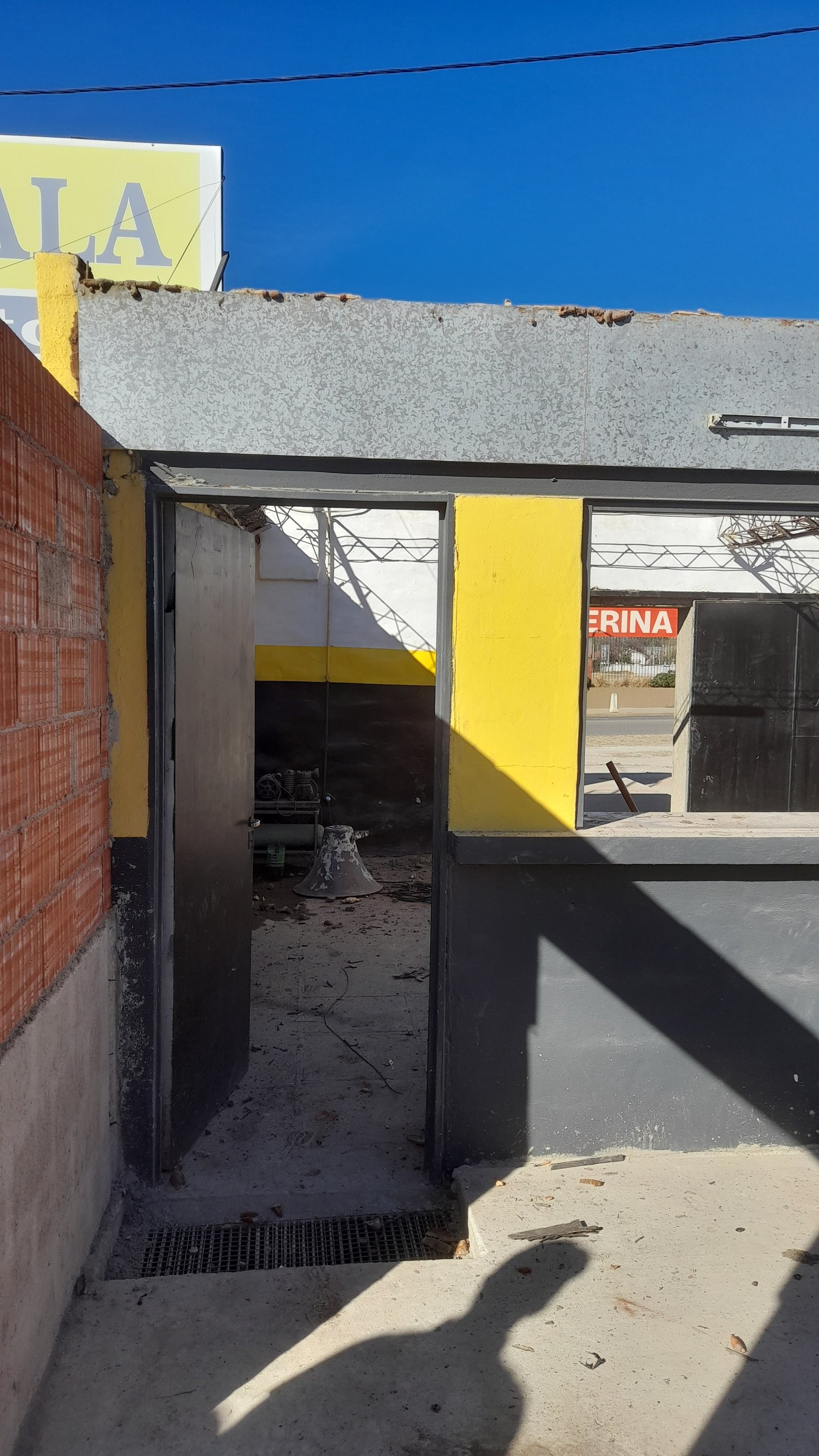 Fachada de edificio en construcción con ladrillo expuesto y concreto — proyecto Remodelación Bodegón del depo, por CN Construcciones, en Alta Gracia