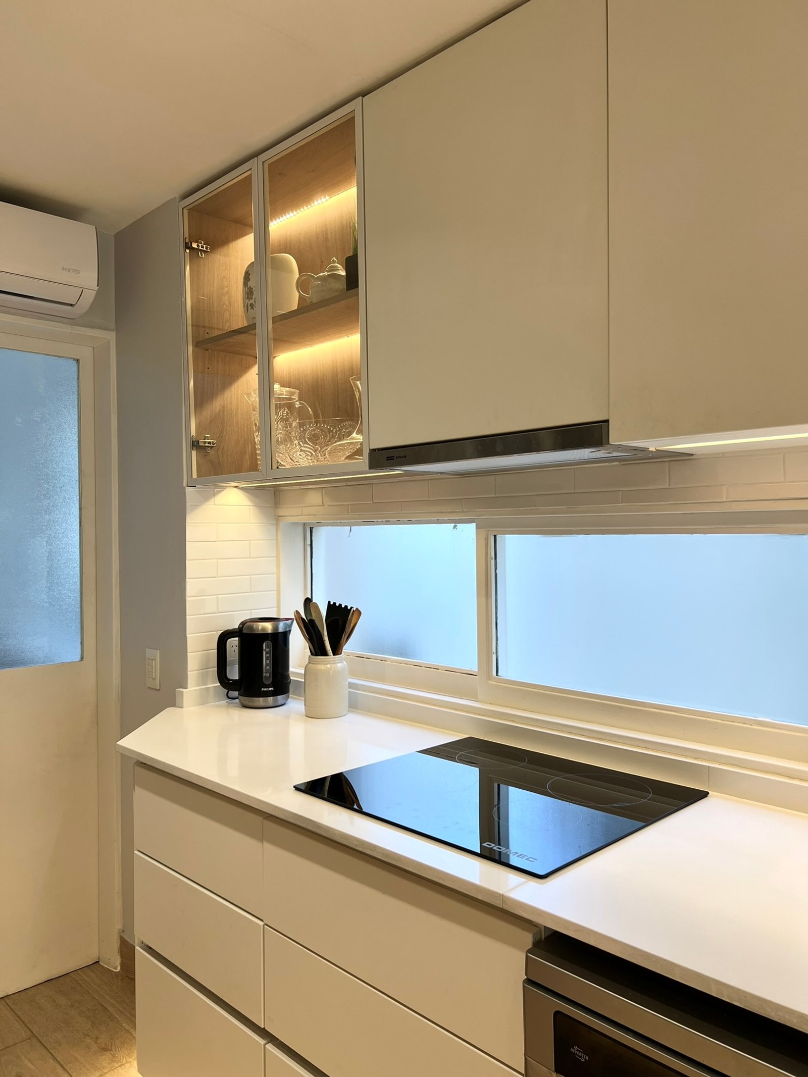 Cocina moderna blanca con iluminación integrada y electrodomésticos modernos — proyecto Araoz, por MDBK Arquitectura, en Palermo