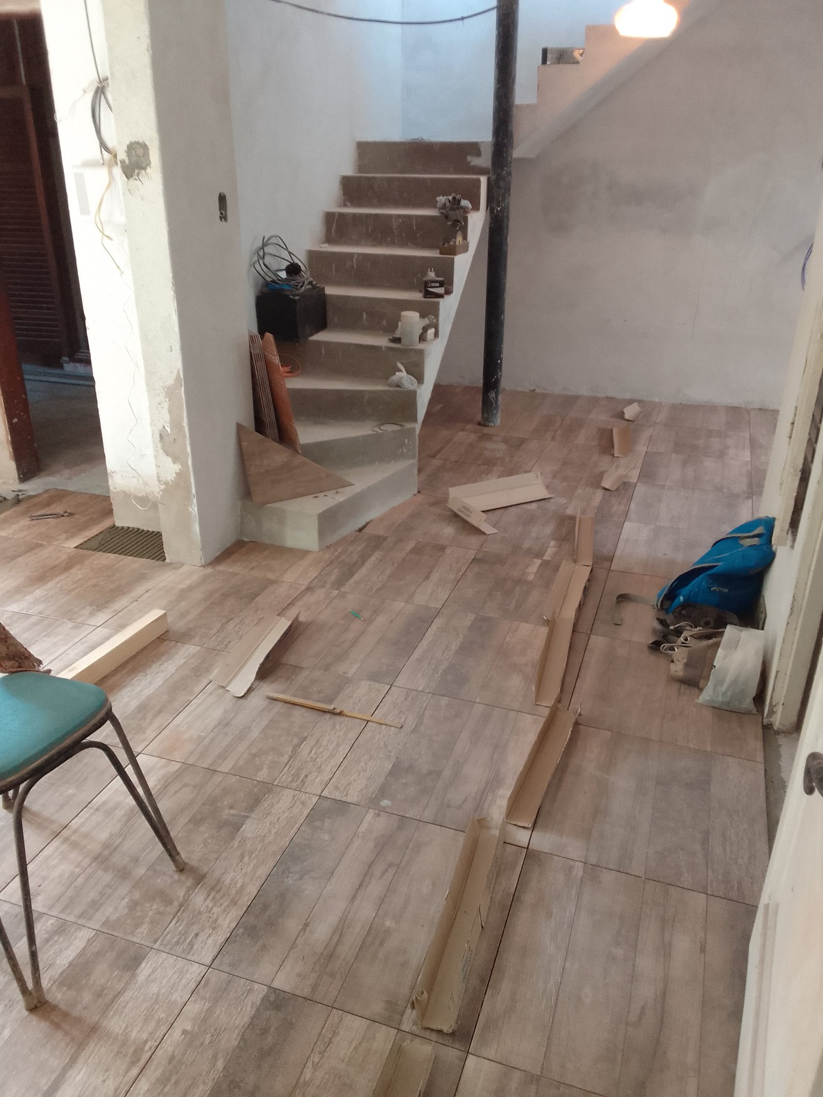 Construção de corredor e escada interna com piso de cerâmica — projeto 2 Casas en Lanus, por Arquitecto Guido Niccoli, em B1824 Lanús