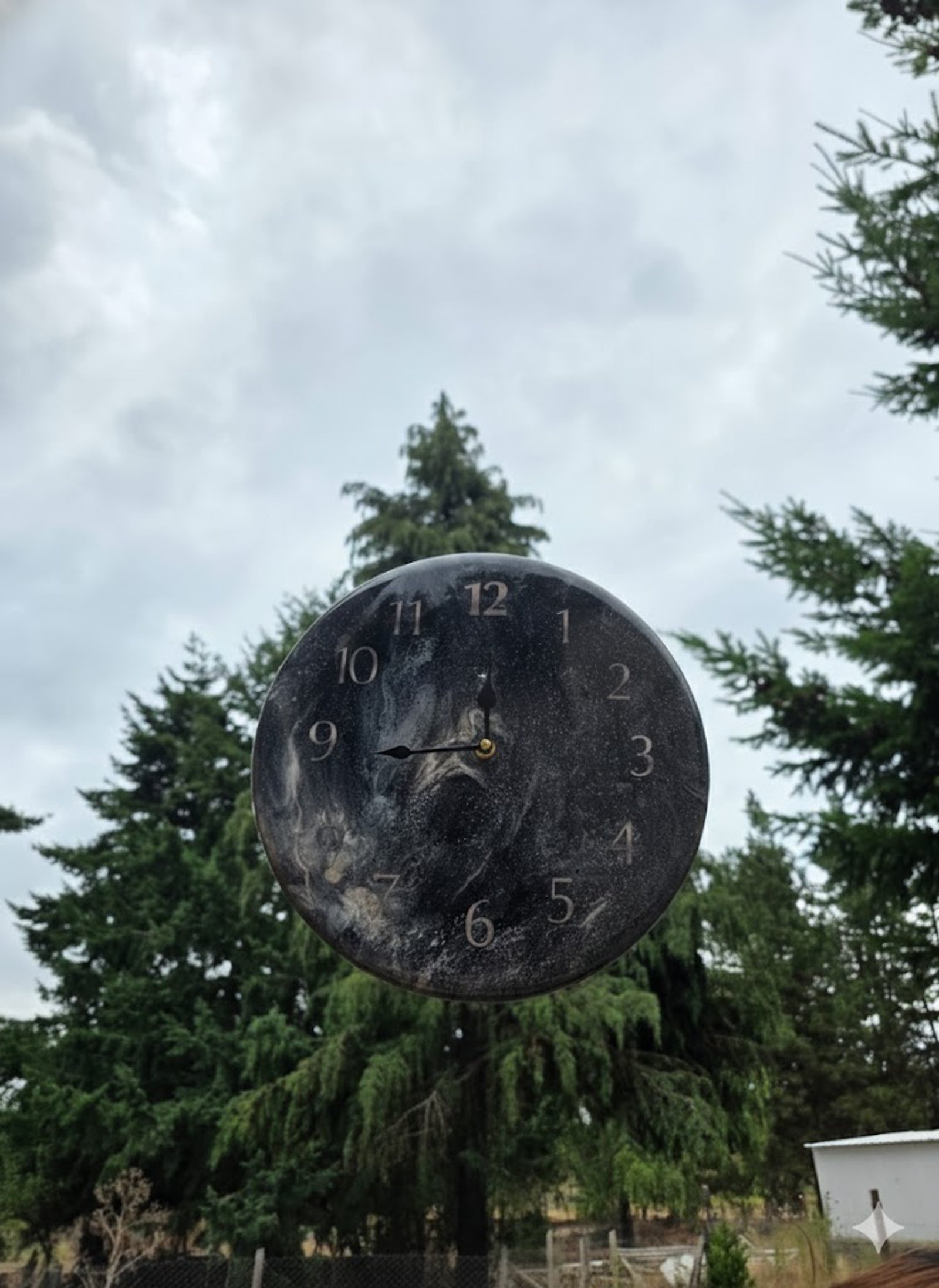 reloj flotante en patio rodeado de pinos — proyecto Reloj de Madera , por ResinaDinaHuapi, en Dina Huapi