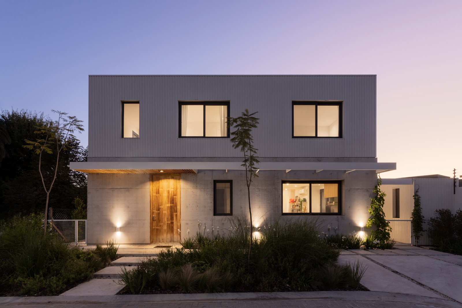 Casa moderna minimalista con detalles en madera y luces cálidas — proyecto CASA CC, por Rastro Estudio, en San Isidro