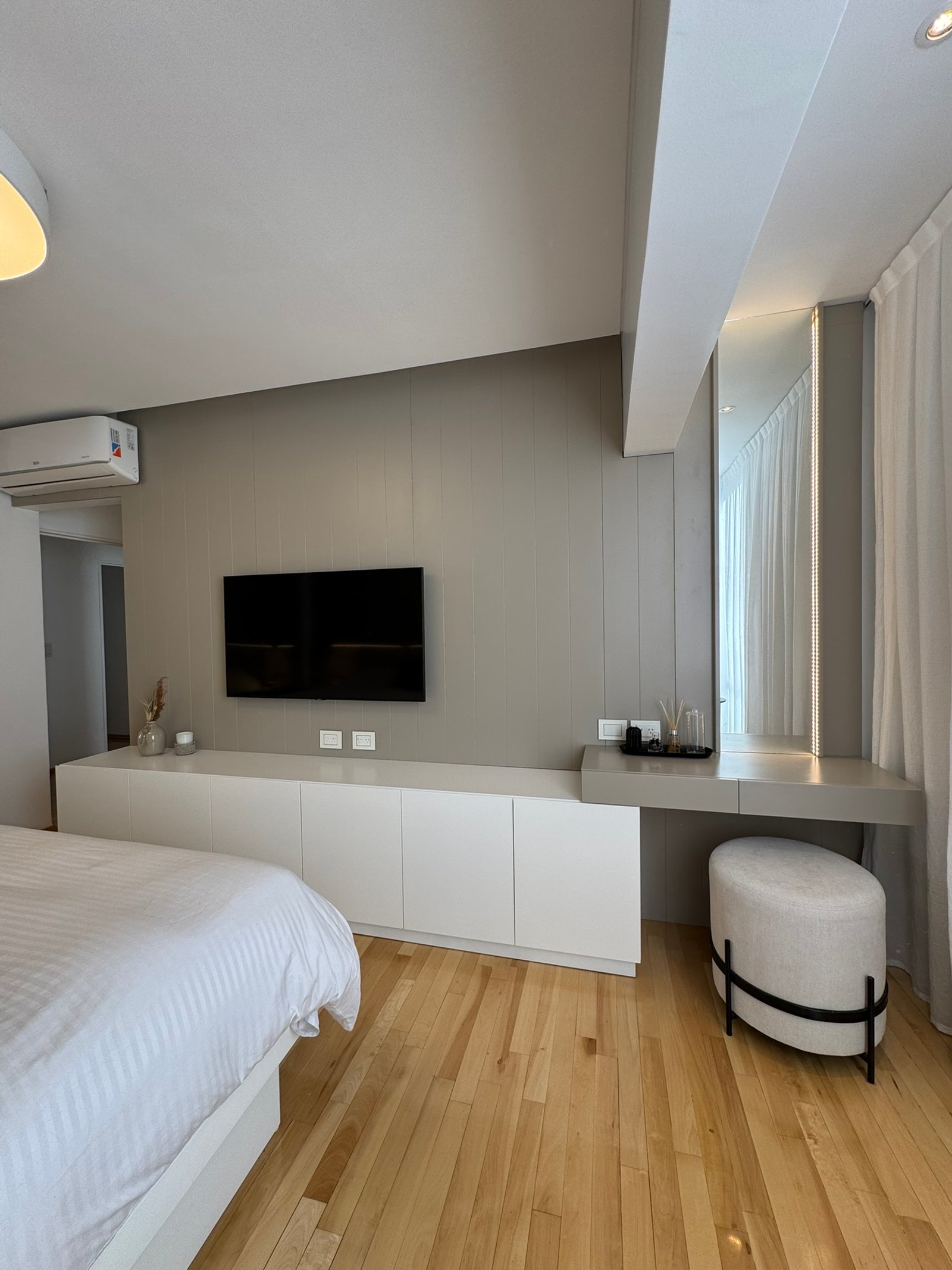 Quarto moderno com cama branca, móvel baixo e penteadeira cinza — projeto Mendoza, por MDBK Arquitectura, em Belgrano