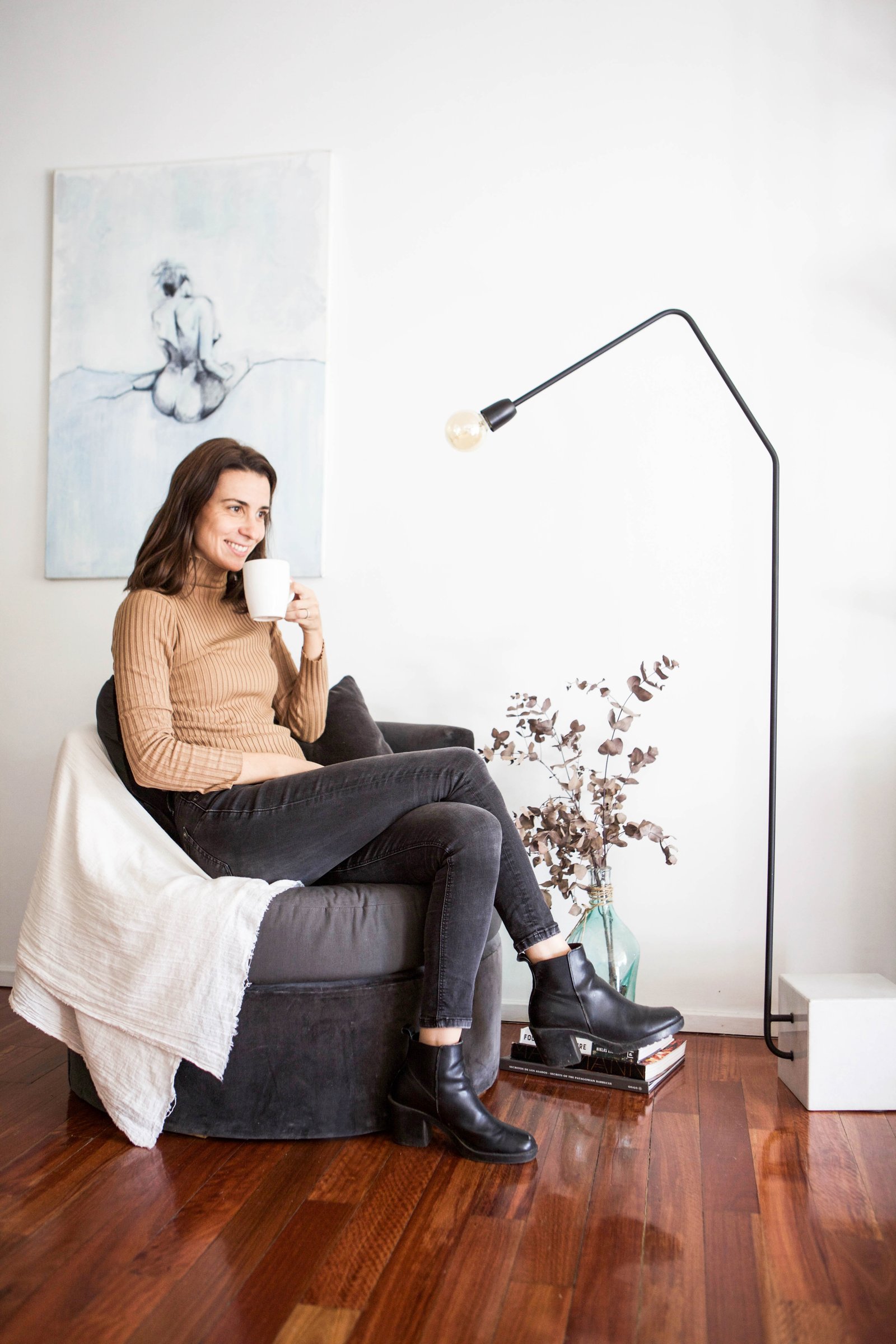 Mulher tomando café em poltrona cinza, estilo moderno escandinavo — projeto CAMI, por LACROZE DESIGN STUDIO, em San Isidro