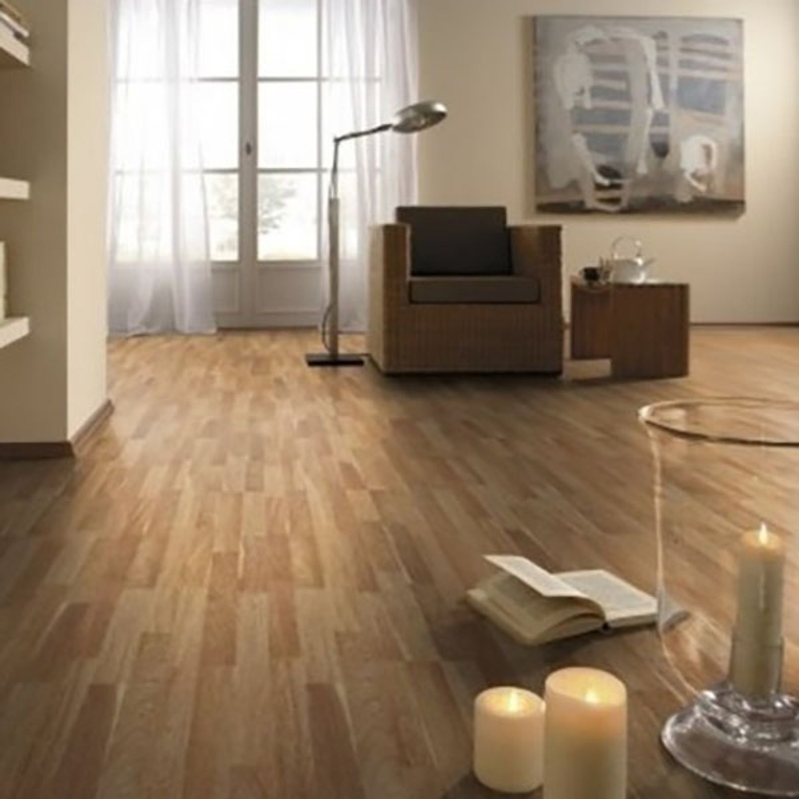 Sala de estar moderna com luz natural e piso de madeira — projeto Pisos Flotantes, por The Flooring Company