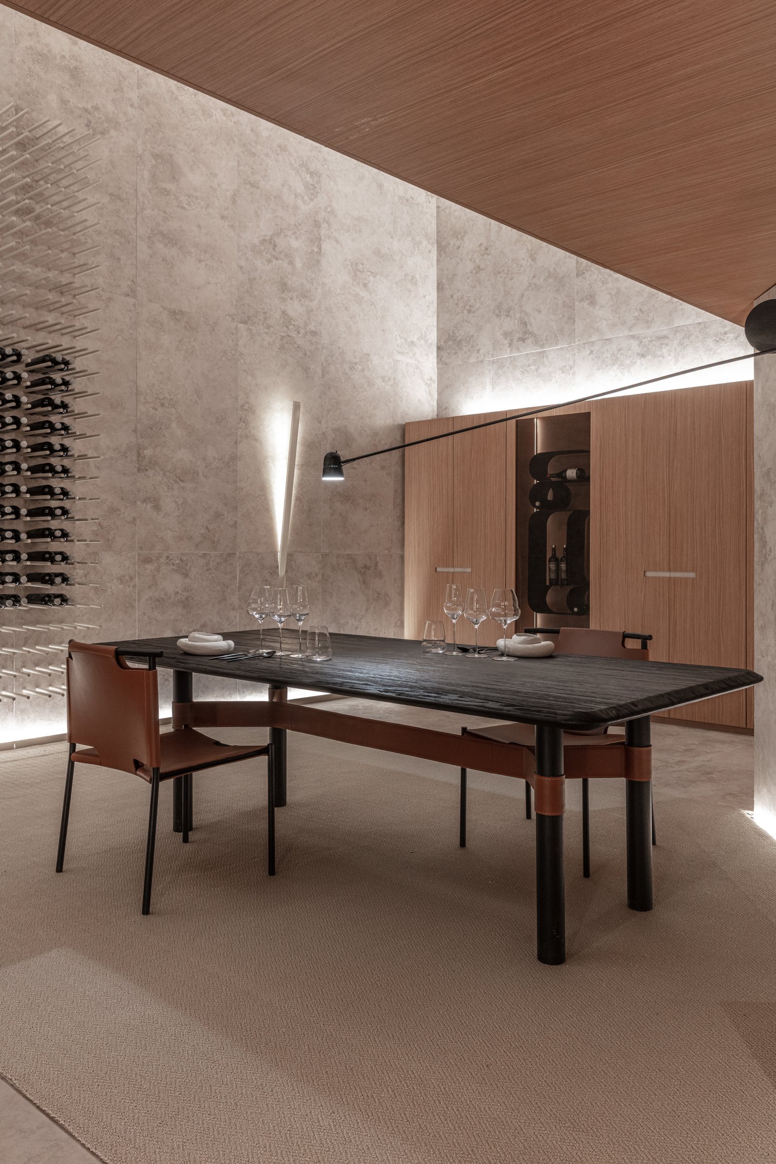 Comedor moderno con mesa de piedra, sillas de cuero y cava integrada — proyecto Casa Foa 2025 | Degustando experiencias | Tasting experiences | Lucia Quinteros, por Ren Studio, en 