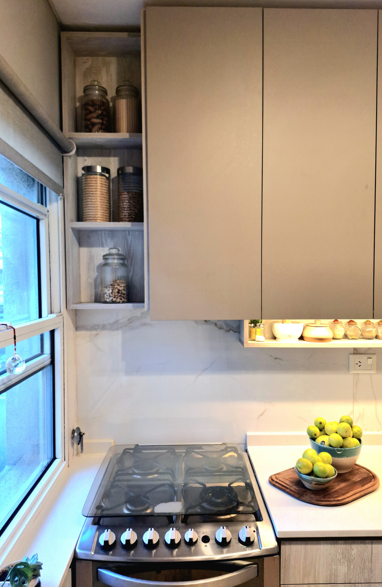 Cocina moderna con estanterías modulares y luz indirecta — proyecto PROYECTO PORTEZUELO, por HALESA ESTUDIO, en Av. de los Lagos 6595