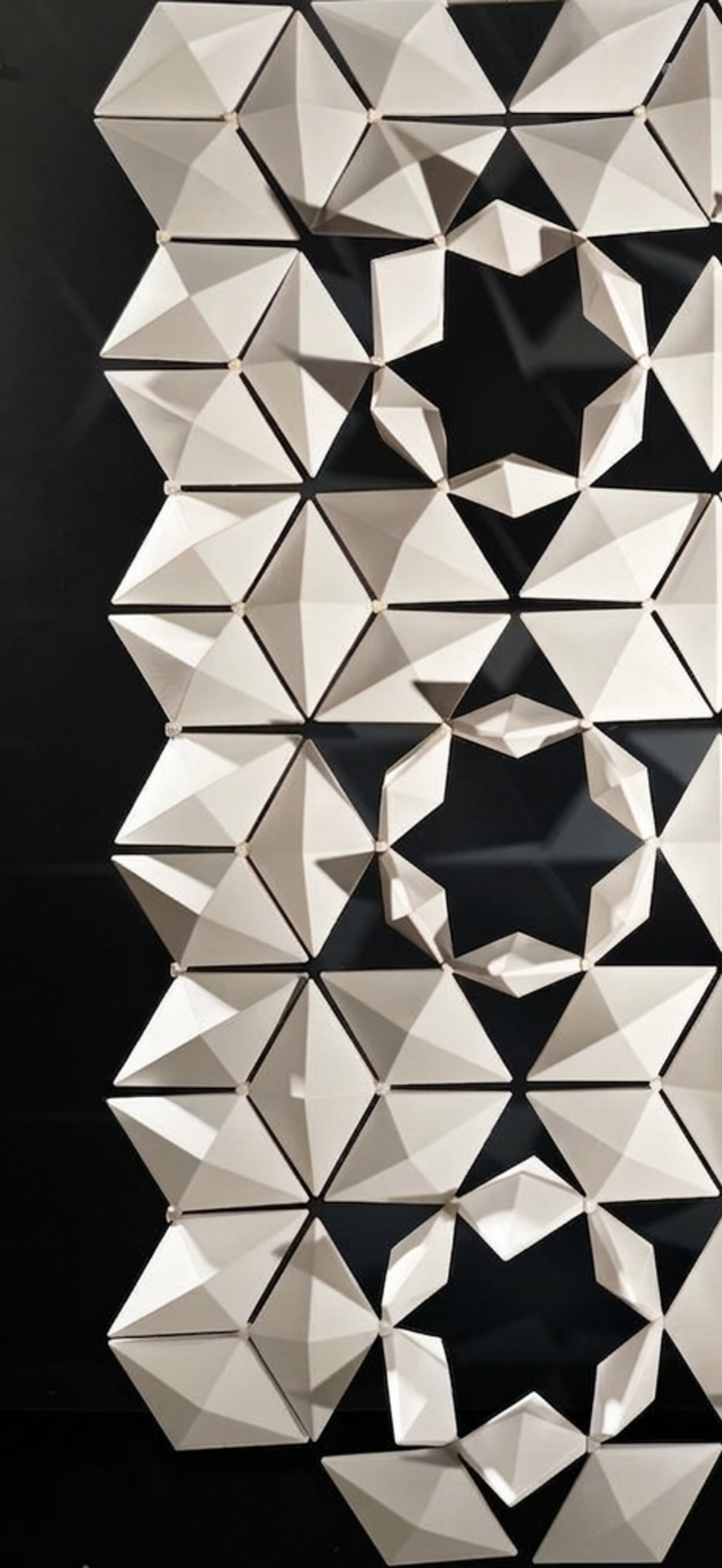 detalhe de parede com padrão geométrico 3D branco e preto — projeto divisor escritorio, por Fus-a, em B1846 Adrogué