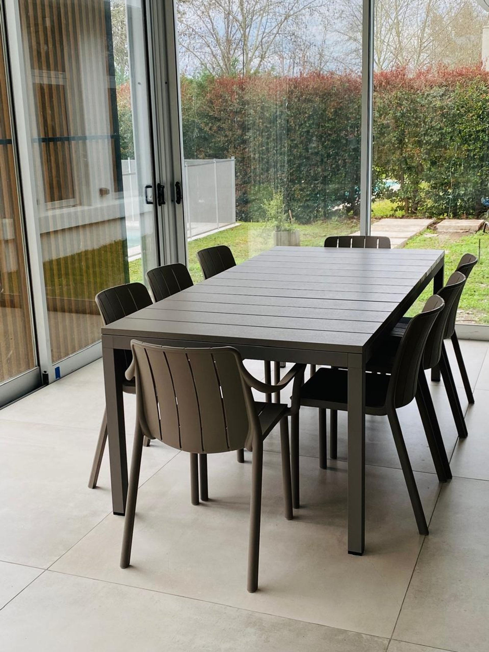 Comedor exterior moderno con mesa y sillas de plástico y metal — proyecto Comedor, por Casa Nuñez