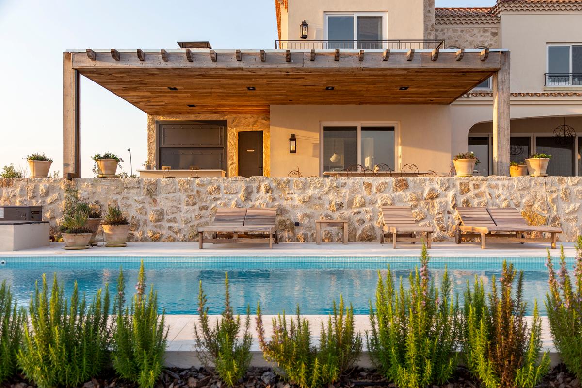 Casa mediterránea moderna con piscina y pérgola de madera — proyecto Casa MF, por Estudio Junor, en Belén de Escobar