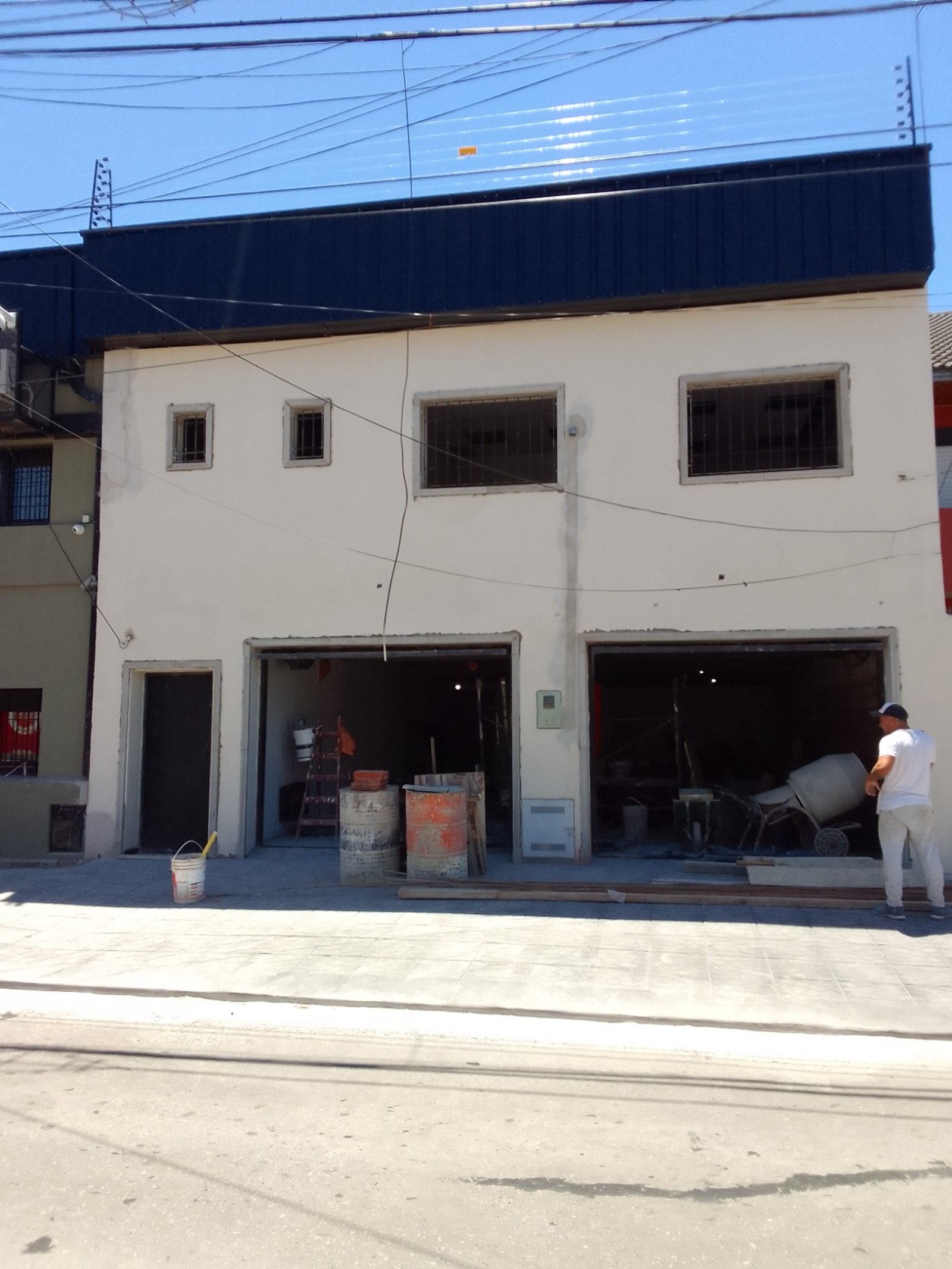 Fachada de ponto comercial em construção com betoneira — projeto Drogueria en Avellaneda, por Arquitecto Guido Niccoli, em B1872 Sarandí