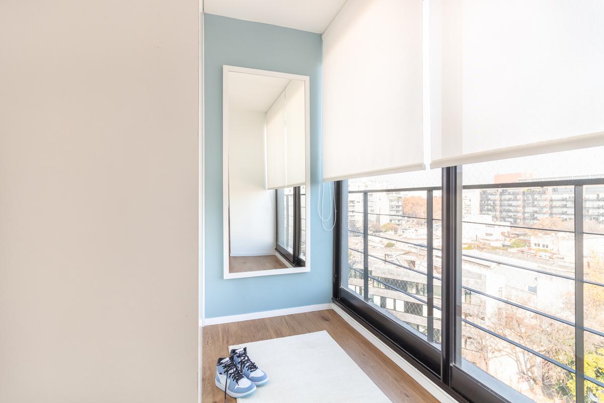 Varanda moderna com espelho alto e vista urbana — projeto Proyecto Ciudad de la Paz, por Estudio Equilibrio, em Buenos Aires